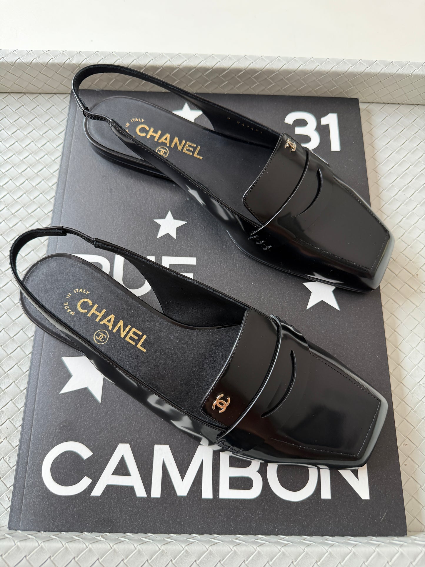 CHANEL F/W 2026 BLACK SHINY CALFSKIN LEATHER SLINGBACK LOAFER SHOES GOLD CC LOGO BLAZY