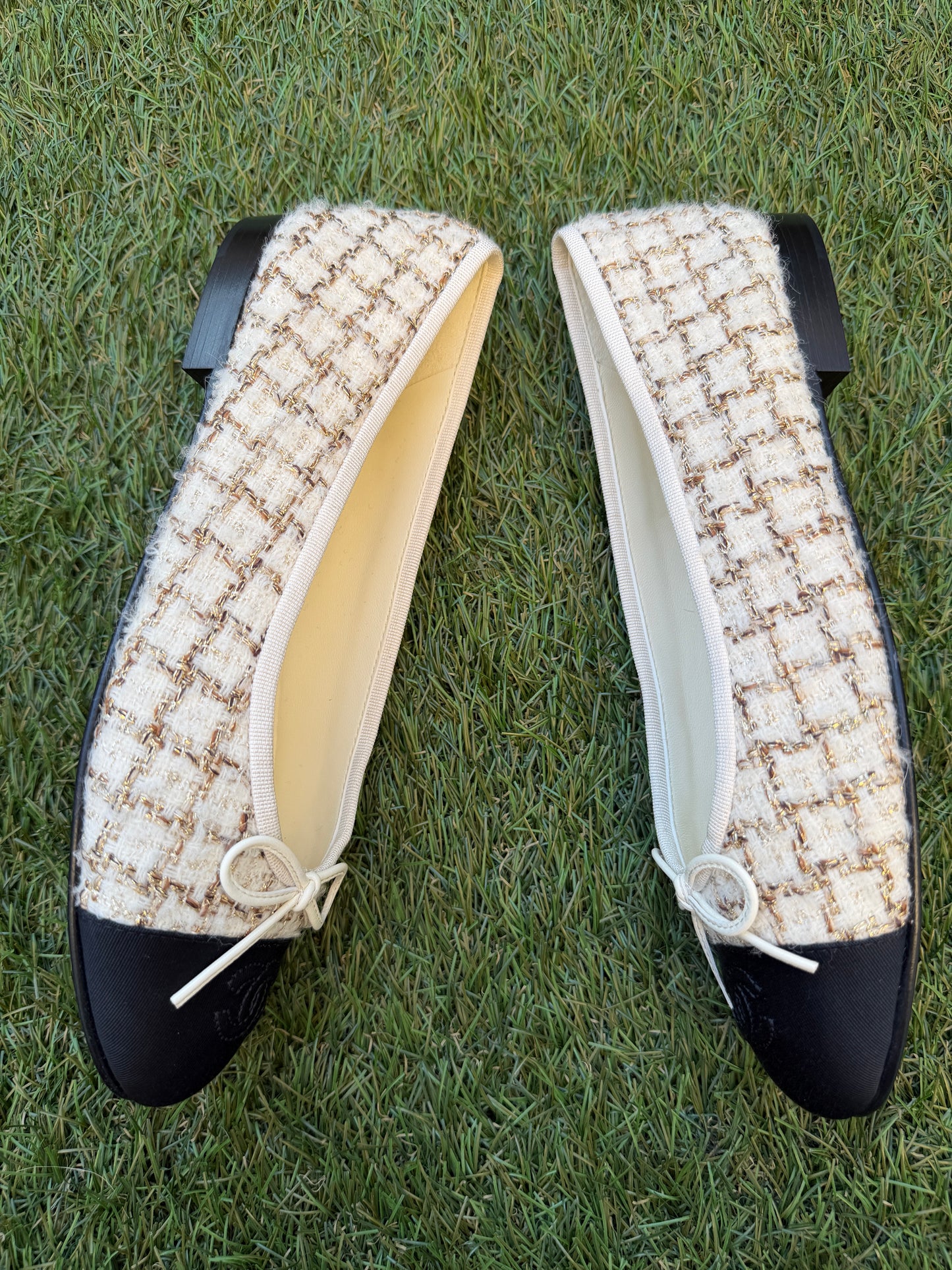 2025K CHANEL WOOL MOHAIR TWEED ECRU BEIGE GOLD FABRIC BALLET FLATS SHOES