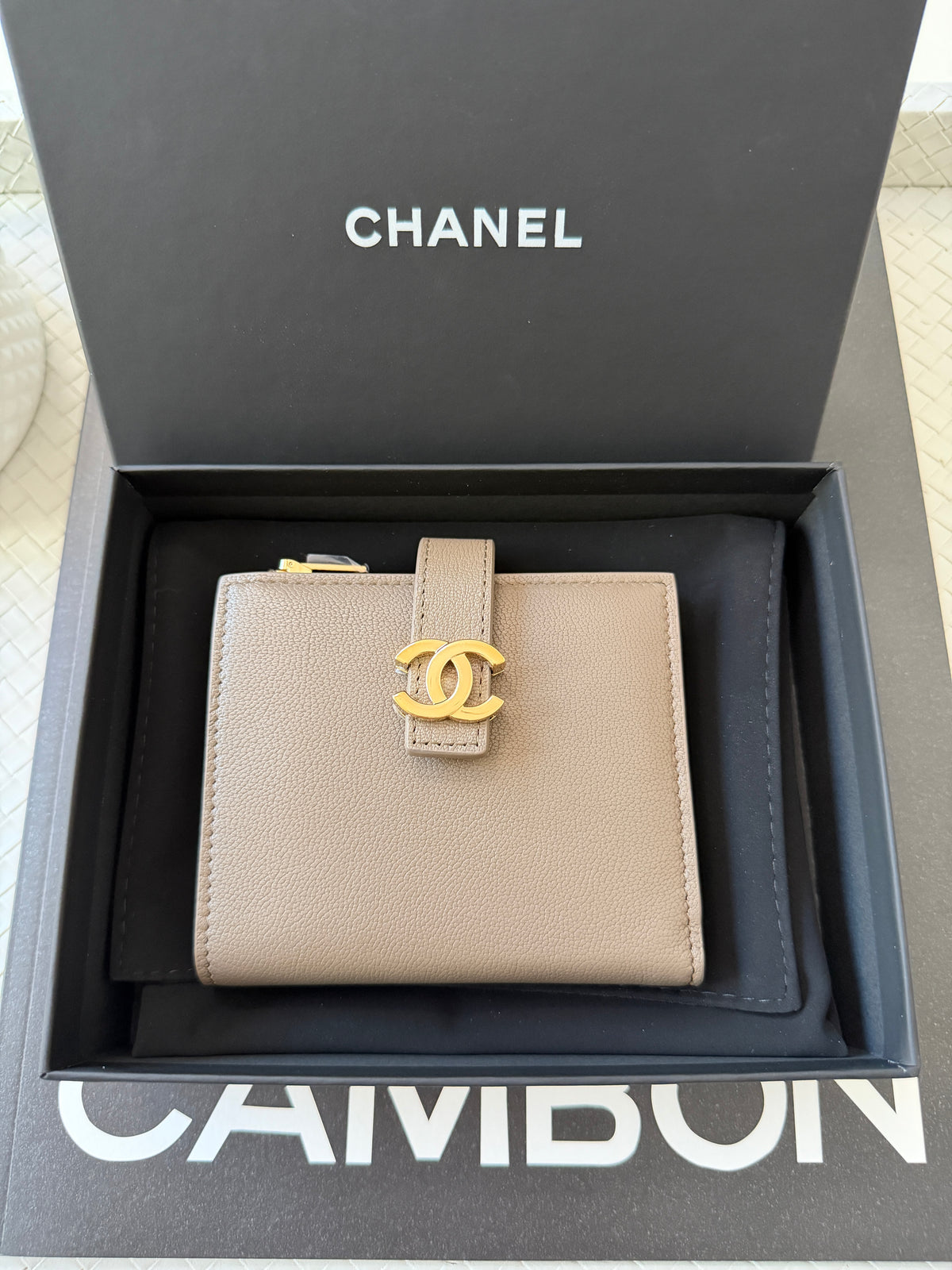 Chanel Metier’s d’Art 26A Bifold Dark Khaki Fonce Chèvre Leather Gold CC Logo Small Wallet Card Holder