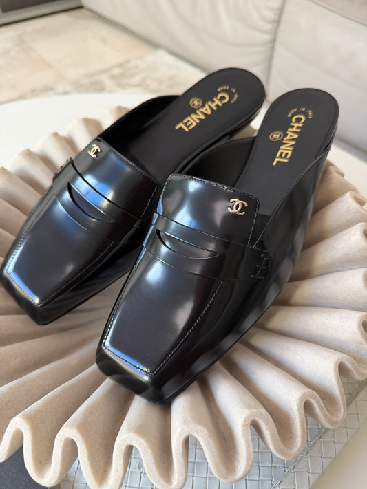 CHANEL F/W 2026 BLACK SHINY CALFSKIN LEATHER MULE LOAFERS  SQUARE TOE BLAZY MULES SLIDES