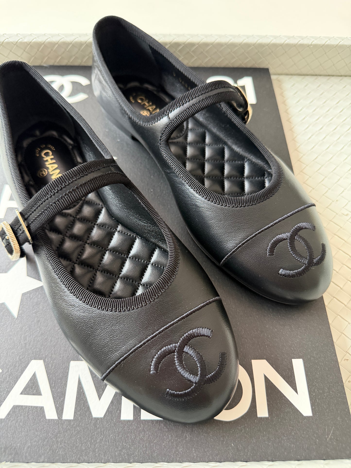 2026 CHANEL CC LOGO BLACK LEATHER CAP TOE MARYJANE BALLET FLATS SHOES GOLD BUCKLE