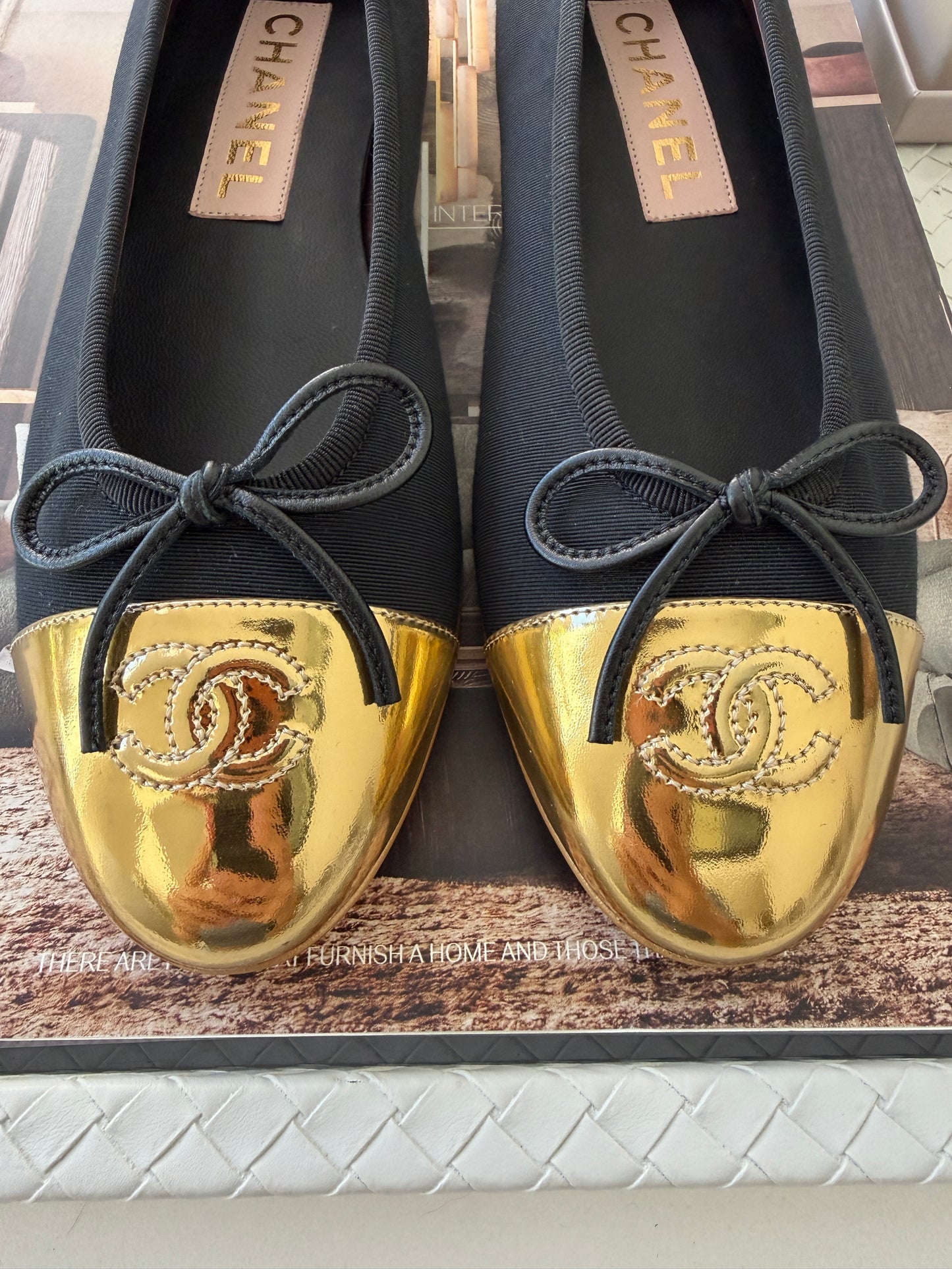 CHANEL GOLD METALLIC GROSGRAIN CC LOGO CAPTOE BLACK FABRIC BALLET FLATS SHOES
