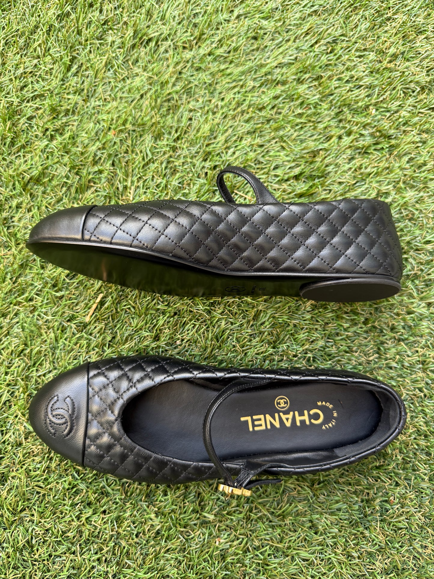 CHANEL CC LOGO BLACK LEATHER MARYJANE BALLET FLATS GOLD BUCKLE 37/37C MISMATCH