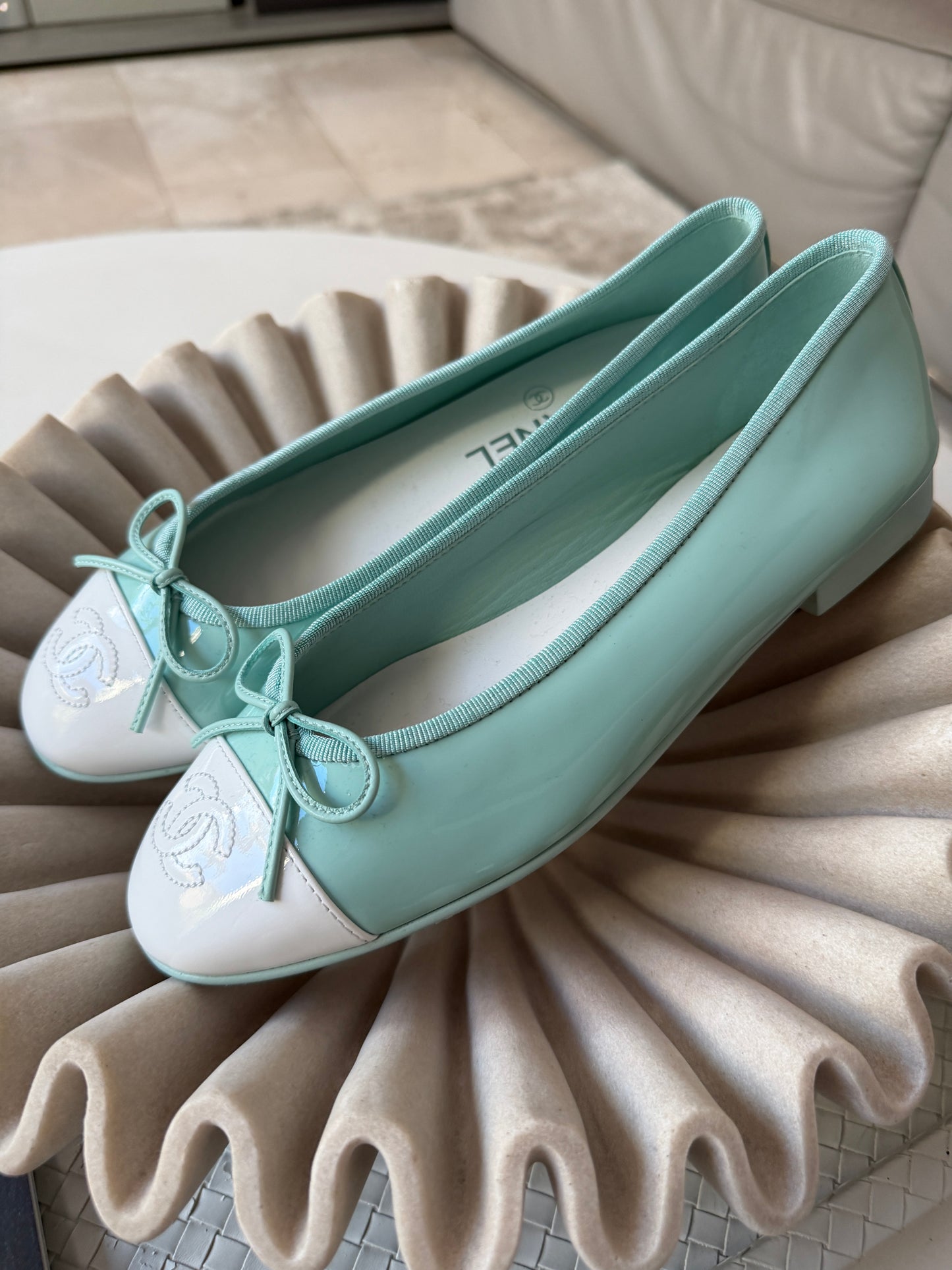 CHANEL MINTY TURQUOISE LIGHT GREEN PATENT LEATHER WHITE CC CAP TOE BALLET BALLERINA FLATS