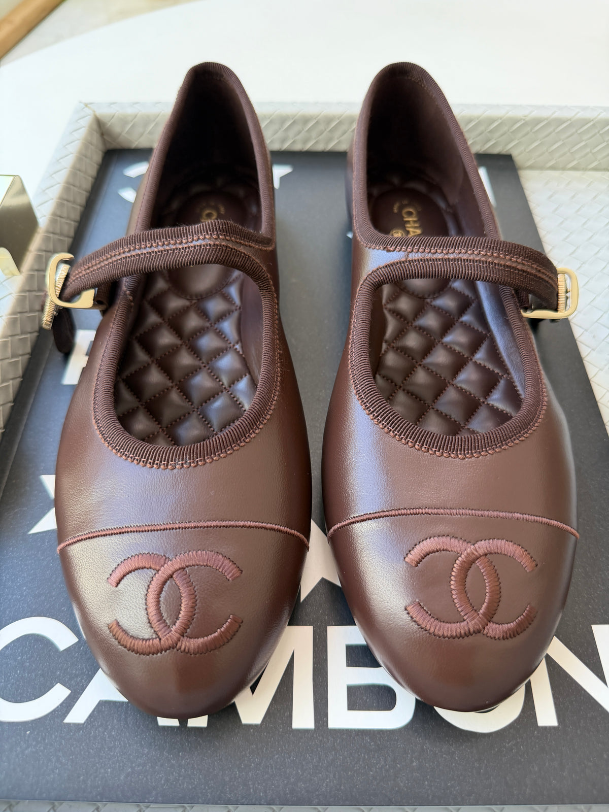 CHANEL CC LOGO BROWN MARRON FONCE LEATHER MARYJANE BALLET FLATS SHOES GHW
