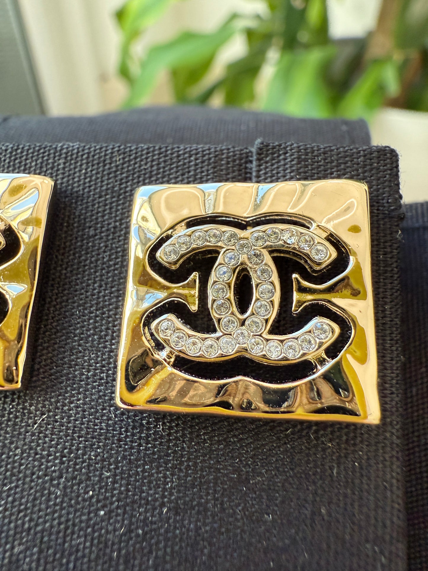 2022S CHANEL RUNWAY SQUARE GOLD CC LOGO WHITE CRYSTALS EARRINGS STUDS 22S STRASS
