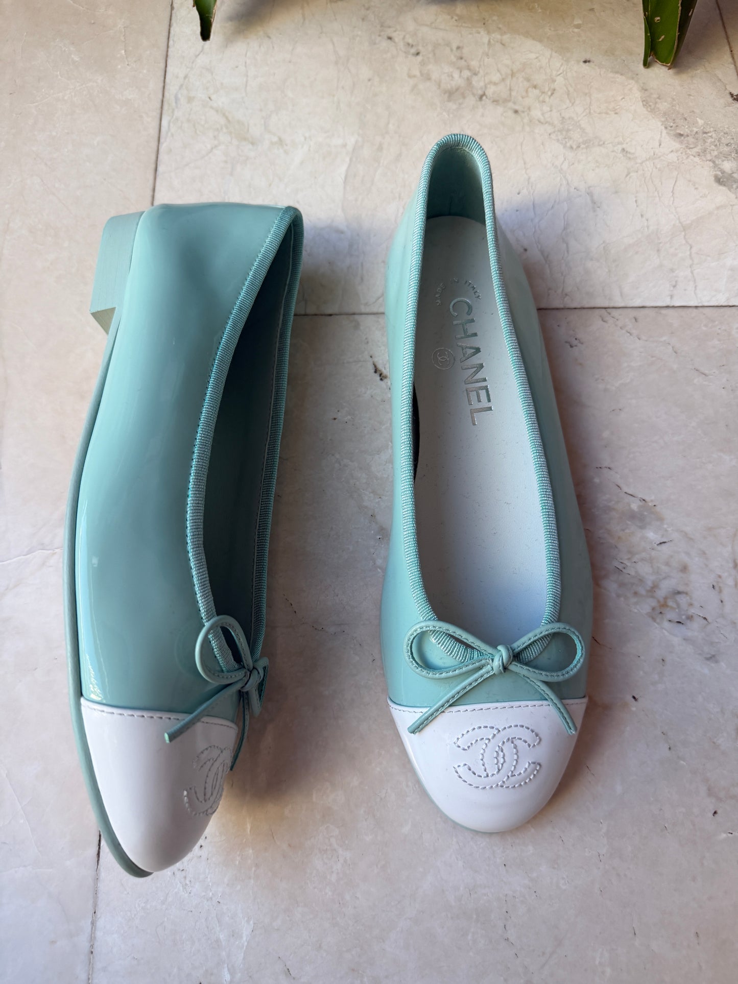 CHANEL MINTY TURQUOISE LIGHT GREEN PATENT LEATHER WHITE CC CAP TOE BALLET BALLERINA FLATS