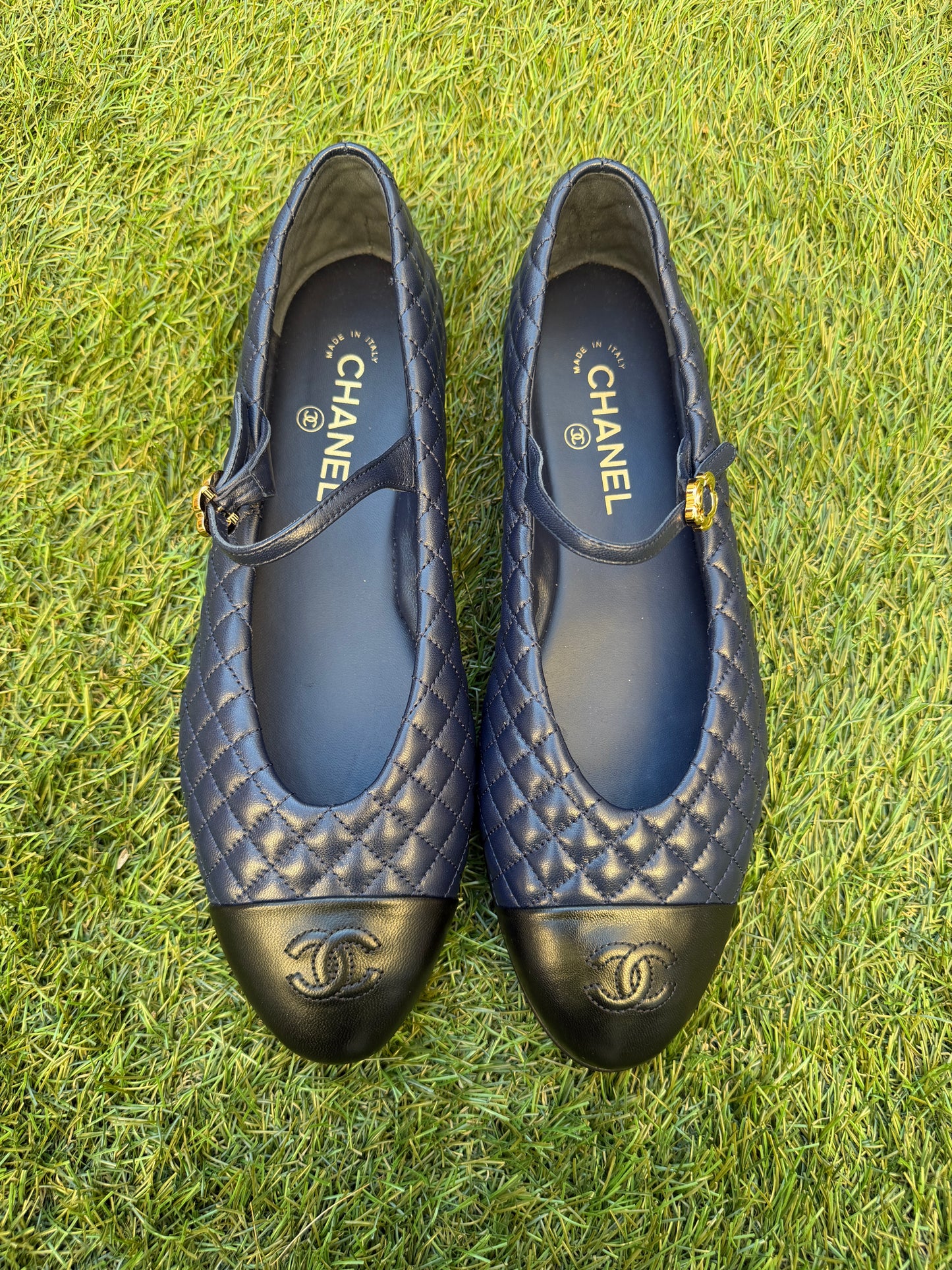 2025 CHANEL CC LOGO BLUE NAVY LEATHER MARYJANE BALLET BALLERINA FLATS SHOES GOLD BUCKLE QUILTED BLACK CAP TOE