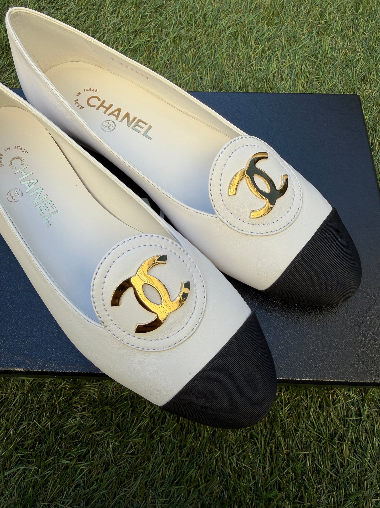 CHANEL SS 2026 CALFSKIN GROSGRAIN GOLD CC LOGO WHITE BLACK LEATHER CAPTOE MOCCASINS FLATS LOAFERS