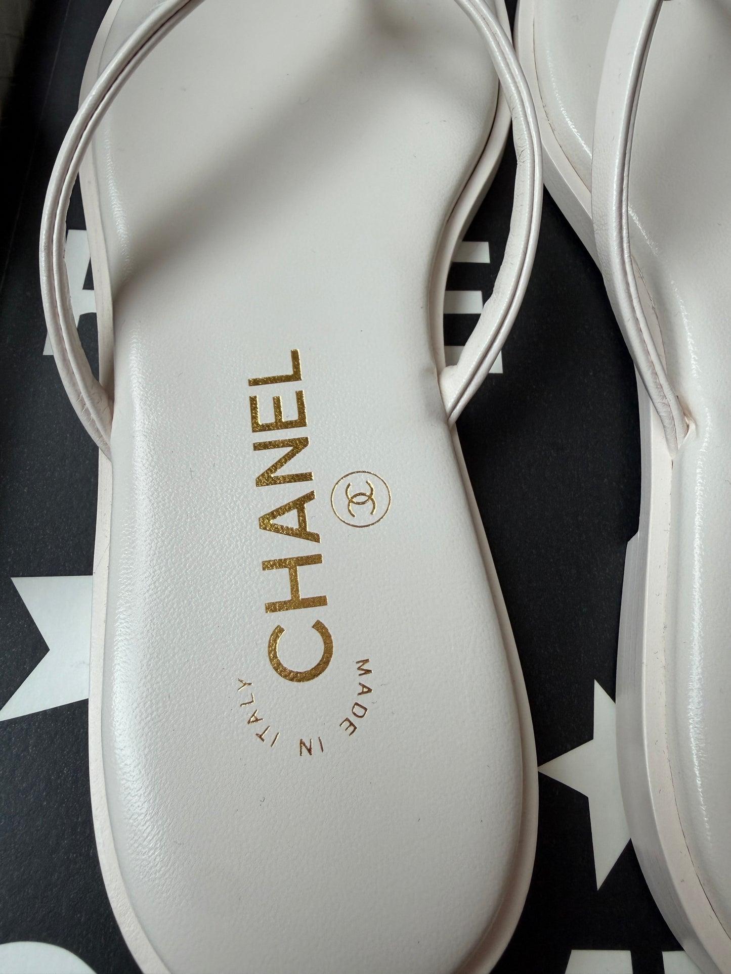 Chanel 2026 MÉTIERS D’ART Ivory White Leather Gold CC Logo Flip Flops Slides Flat Sandals Thongs