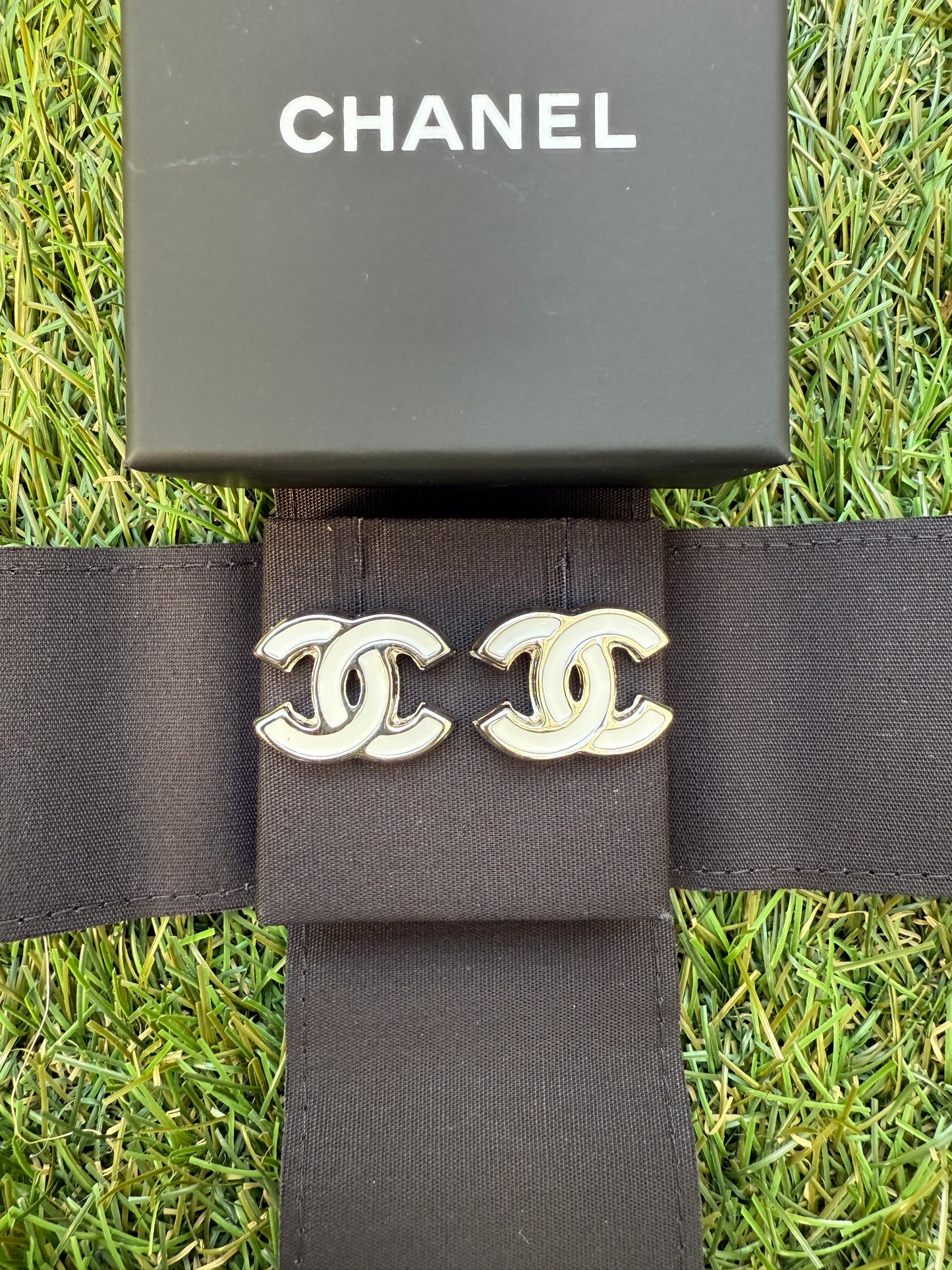 2025 25S CHANEL WHITE SILVER CC LOGO RESIN ENAMEL METAL STUDS EARRINGS SOLD OUT