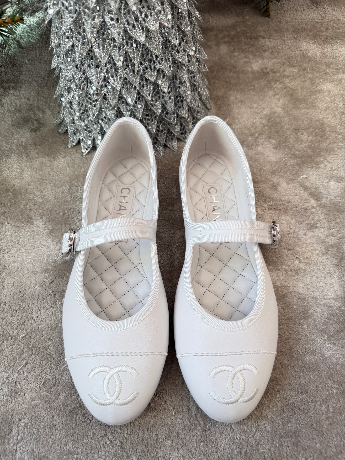 CHANEL CC LOGO WHITE LEATHER CAP TOE MARYJANE BALLET FLATS WITH SILVER BUCKLE BALLERINA