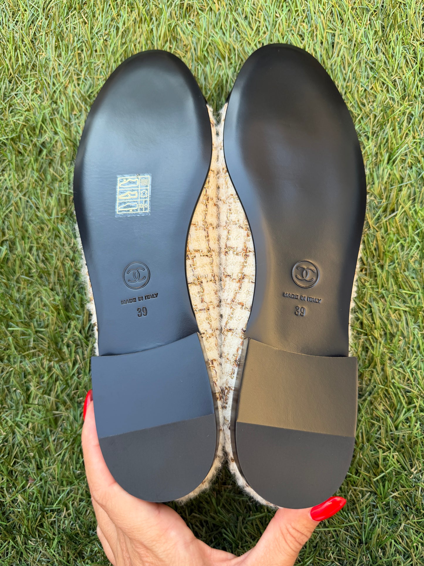 2025K CHANEL WOOL MOHAIR TWEED ECRU BEIGE GOLD FABRIC BALLET FLATS SHOES