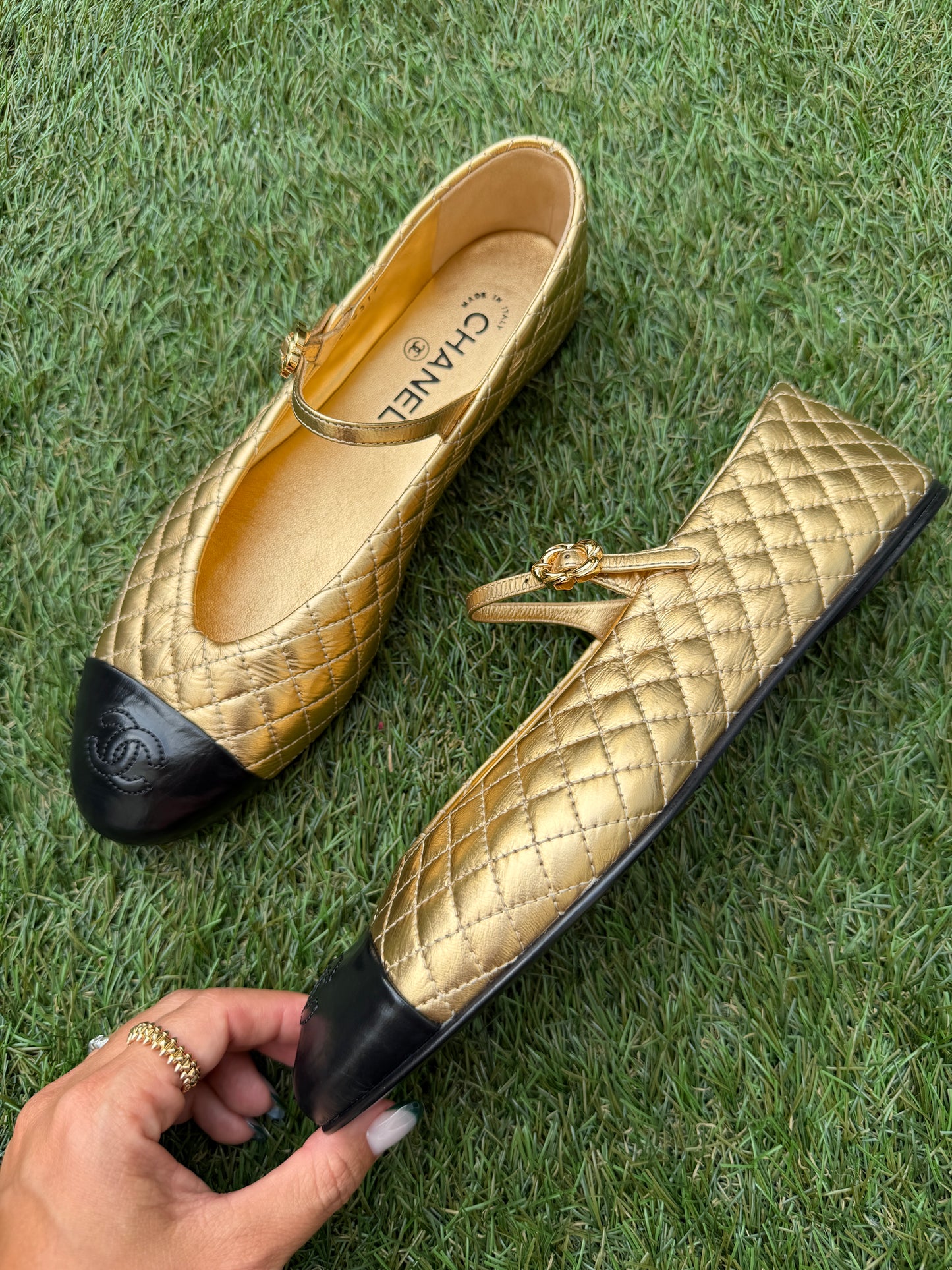 2025 CHANEL CC LOGO METALLIC GOLD LEATHER MARYJANE BALLET BALLERINA FLATS SHOES BUCKLE QUILTED PATENT BLACK CAP TOE
