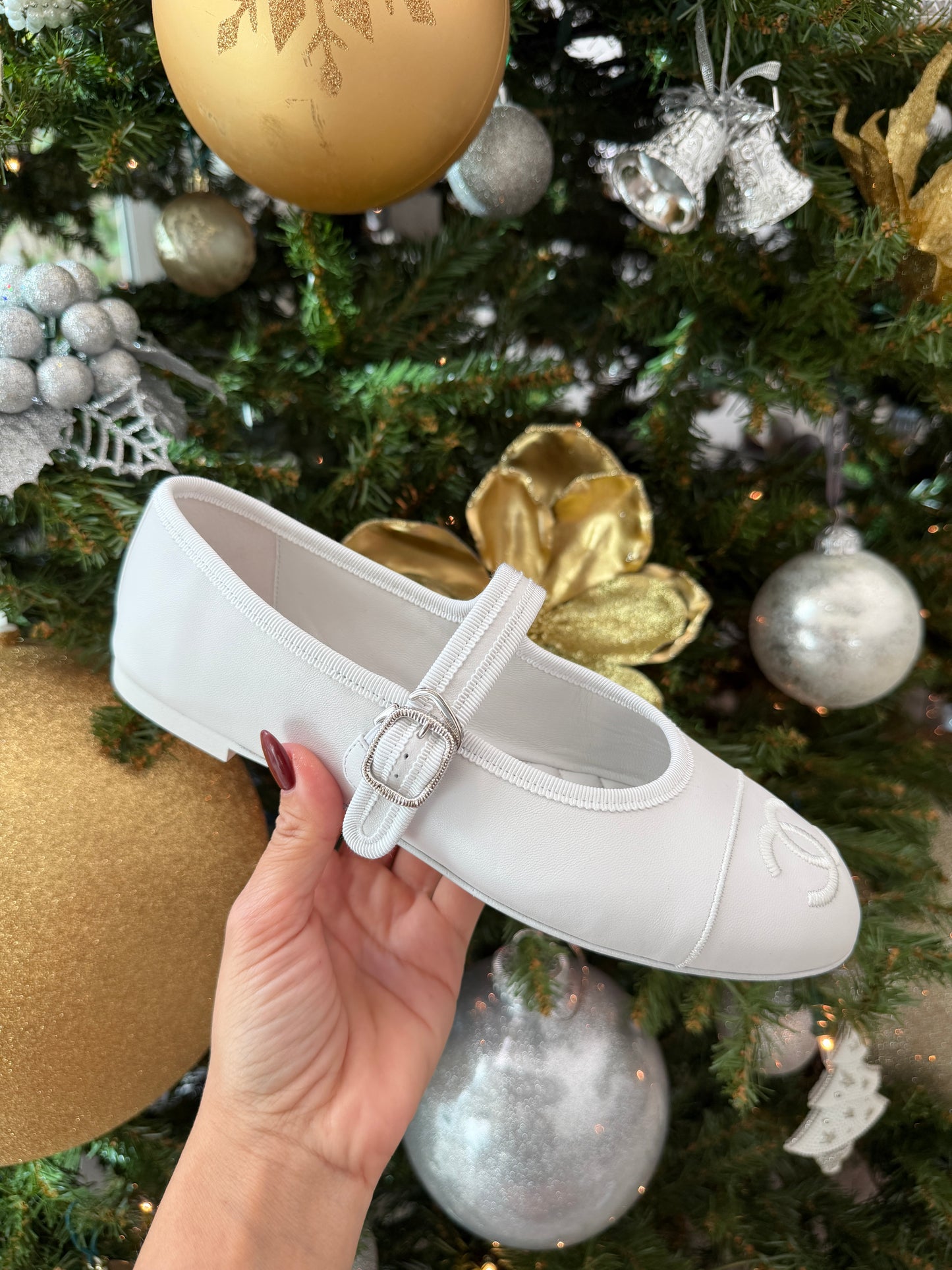 CHANEL CC LOGO WHITE LEATHER CAP TOE MARYJANE BALLET FLATS WITH SILVER BUCKLE BALLERINA