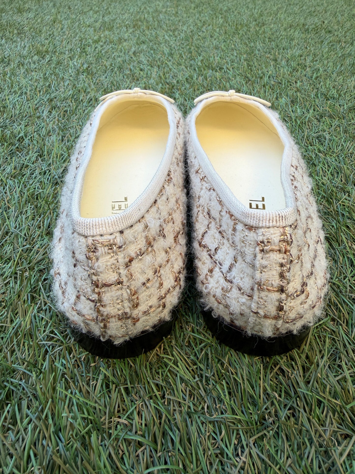 2025K CHANEL WOOL MOHAIR TWEED ECRU BEIGE GOLD FABRIC BALLET FLATS SHOES