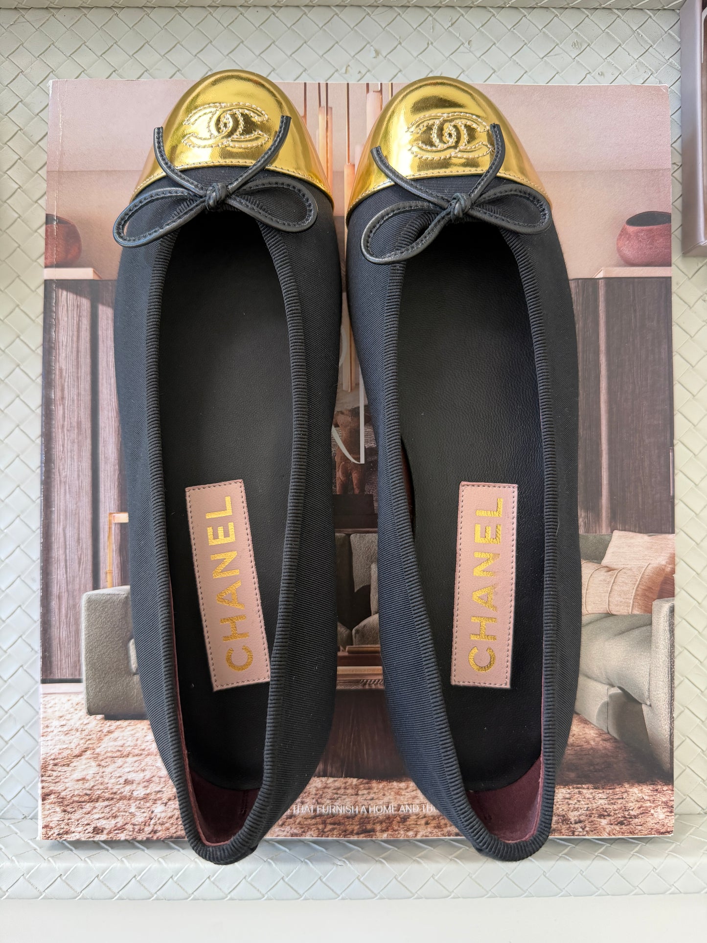 CHANEL GOLD METALLIC GROSGRAIN CC LOGO CAPTOE BLACK FABRIC BALLET FLATS SHOES