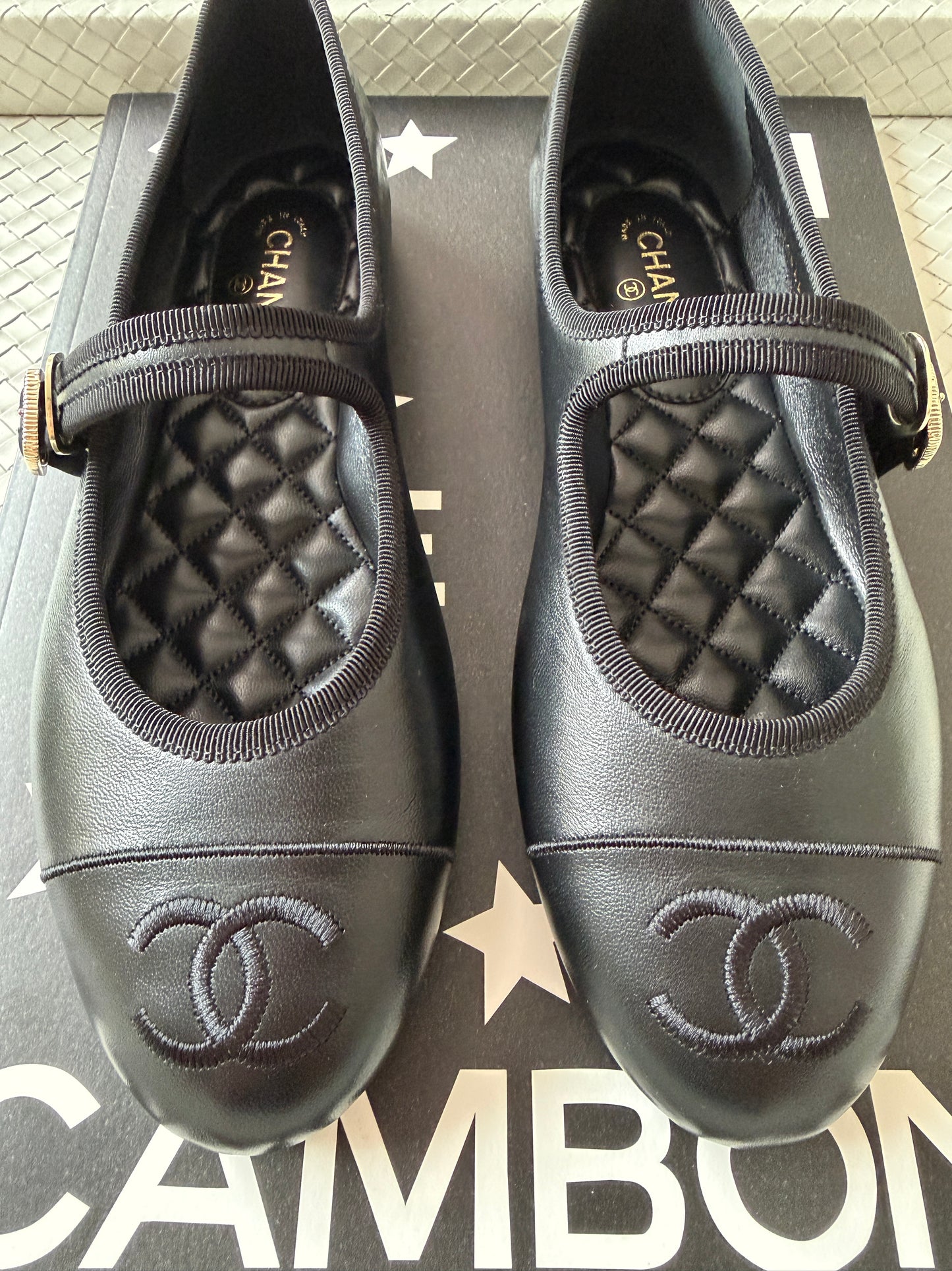 2026 CHANEL CC LOGO BLACK LEATHER CAP TOE MARYJANE BALLET FLATS SHOES GOLD BUCKLE