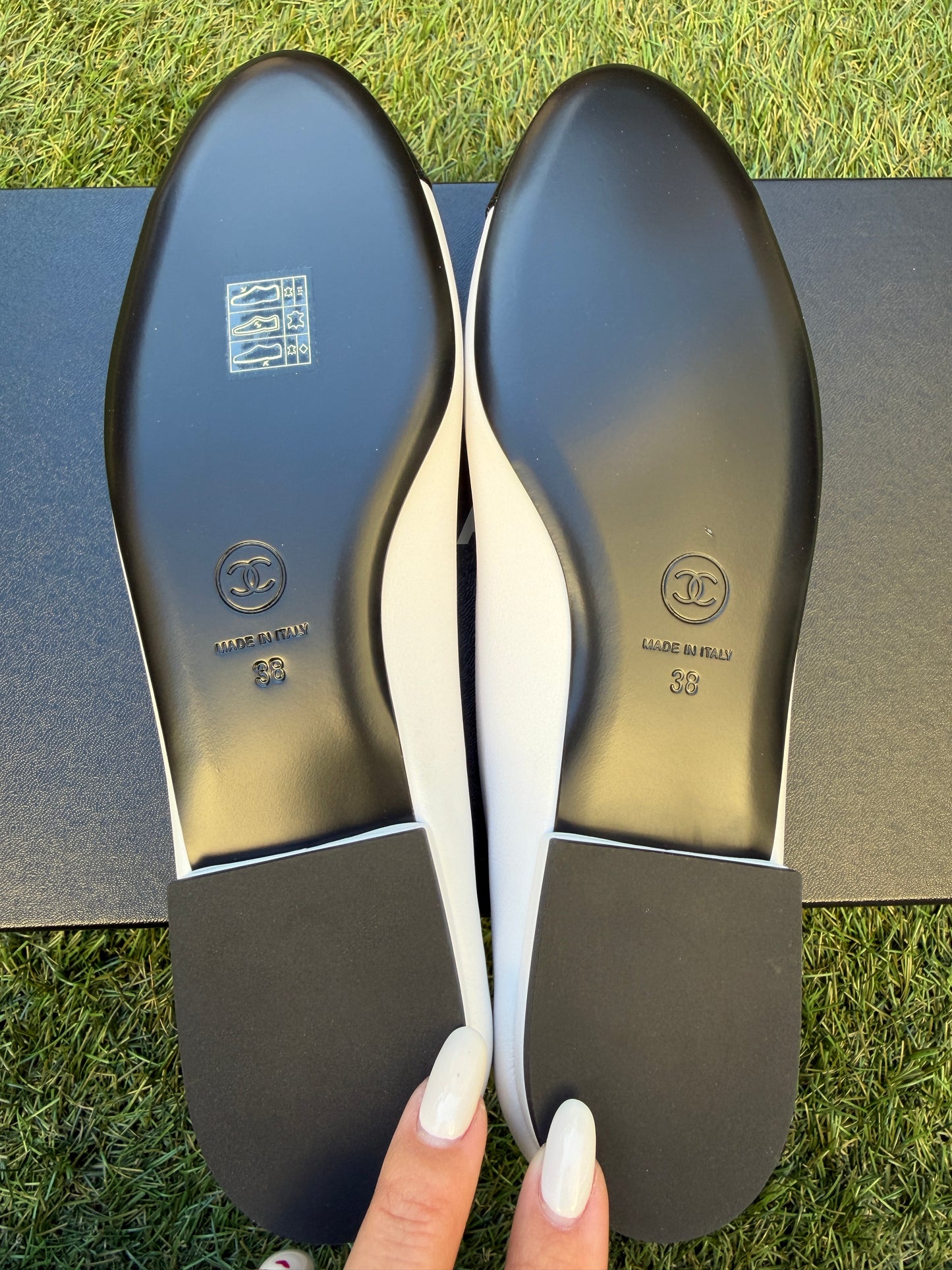 CHANEL SS 2026 CALFSKIN GROSGRAIN GOLD CC LOGO WHITE BLACK LEATHER CAPTOE MOCCASINS FLATS LOAFERS