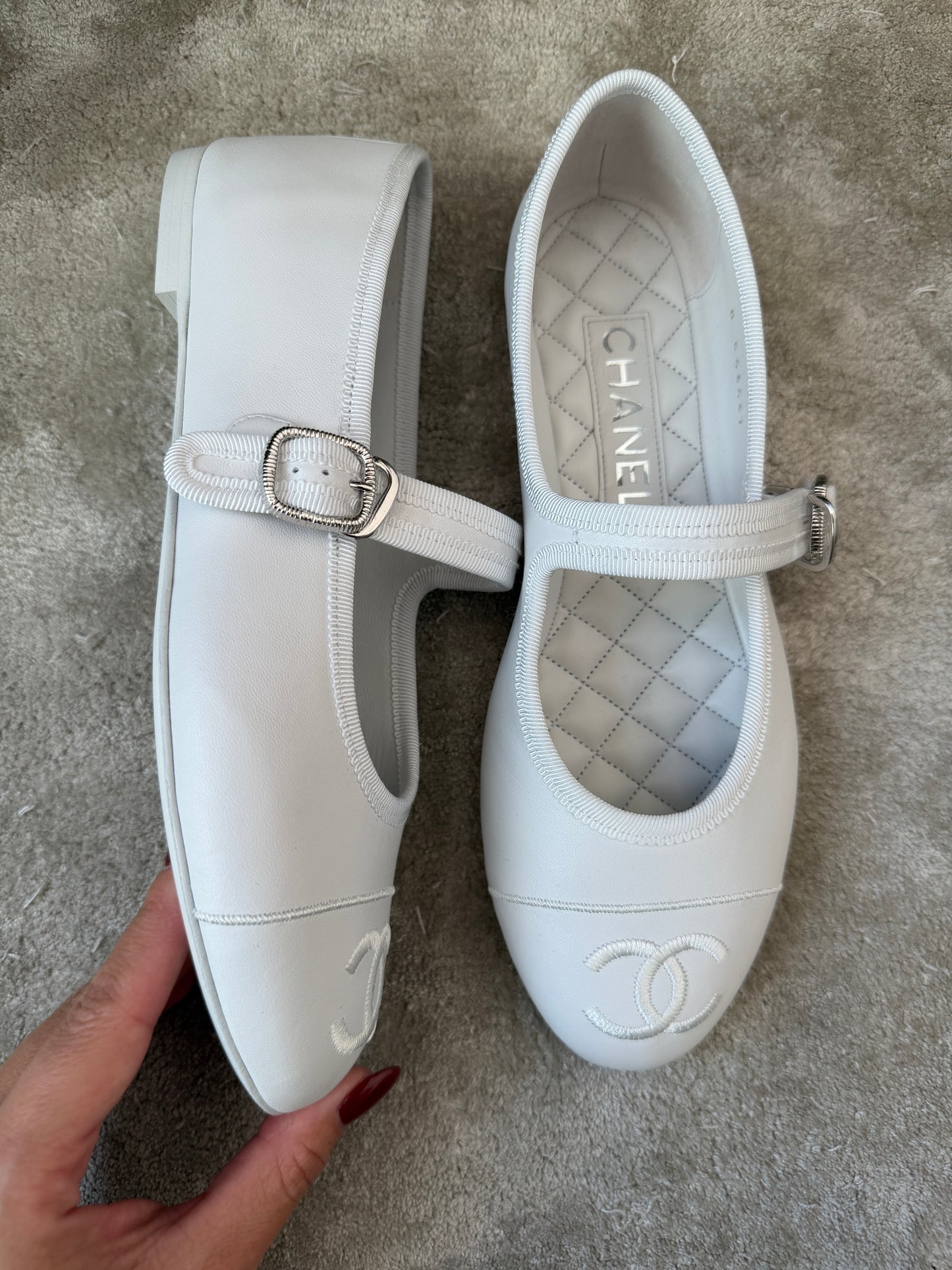 CHANEL CC LOGO WHITE LEATHER CAP TOE MARYJANE BALLET FLATS WITH SILVER BUCKLE BALLERINA