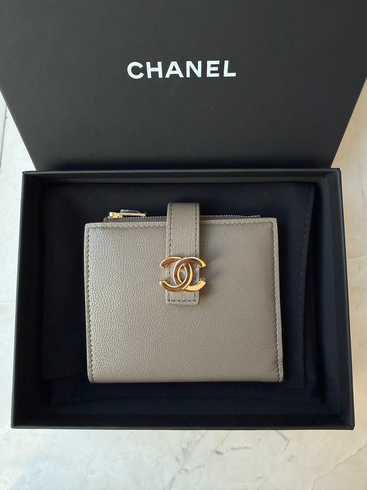 Chanel Metier’s d’Art 26A Bifold Dark Khaki Fonce Chèvre Leather Gold CC Logo Small Wallet Card Holder