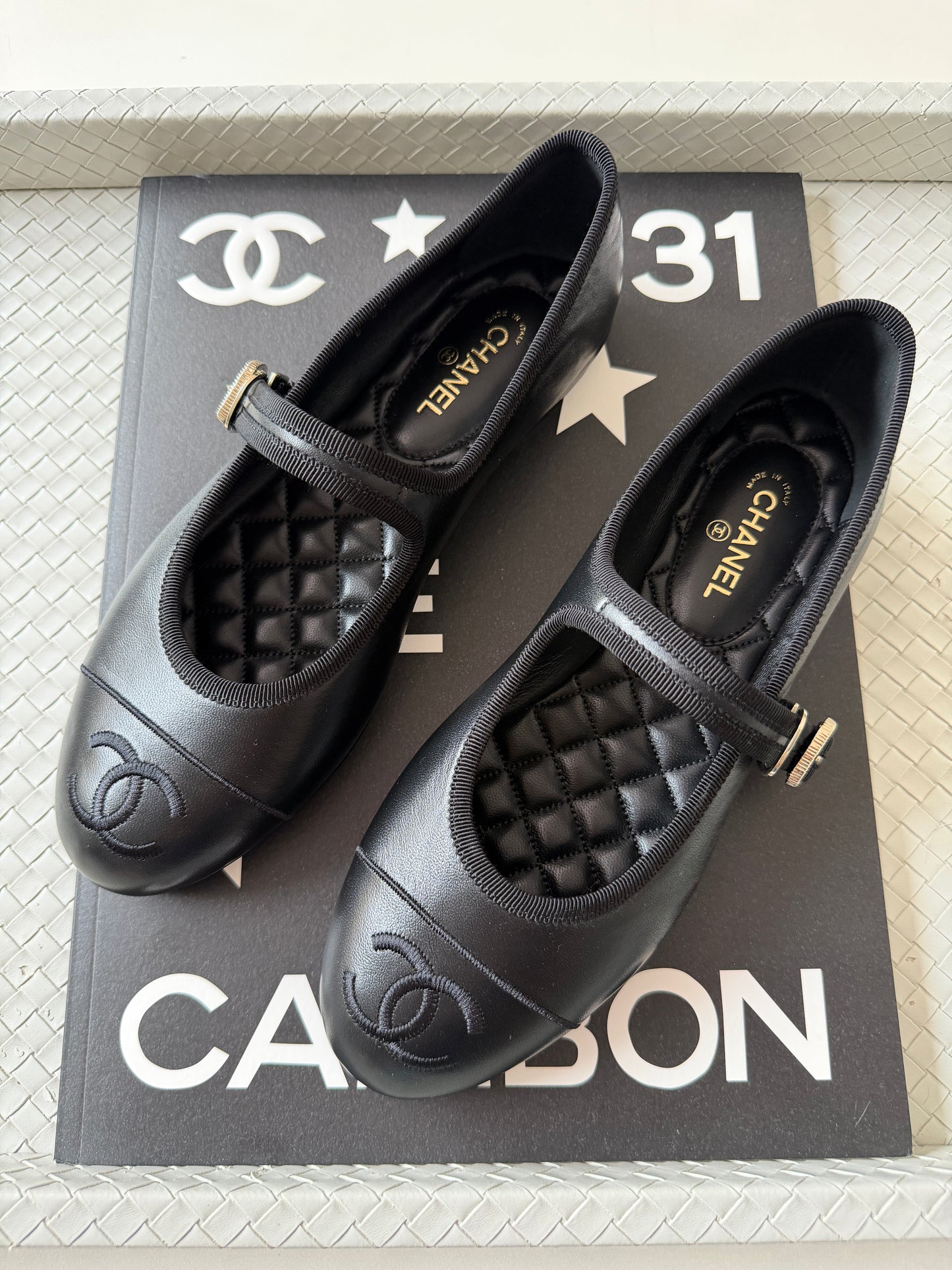 2026 CHANEL CC LOGO BLACK LEATHER CAP TOE MARYJANE BALLET FLATS SHOES GOLD BUCKLE