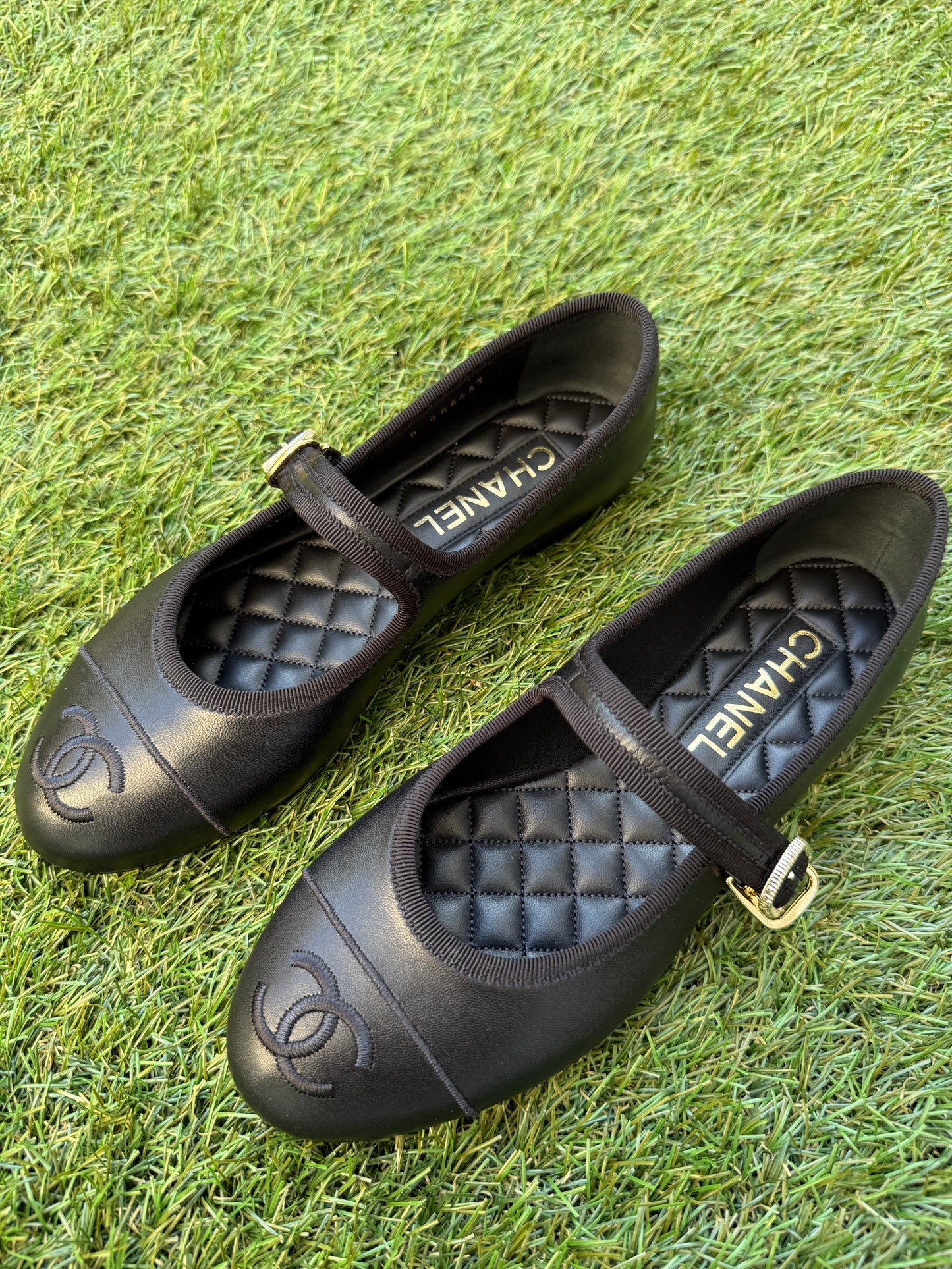 2025 CHANEL CC LOGO BLACK LEATHER CAP TOE MARYJANE BALLET FLATS SHOES GOLD BUCKLE