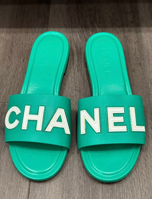 CHANEL CHA NEL LOGO GREEN LEATHER FLAT SHOES SLIDES MULES DEFECTS