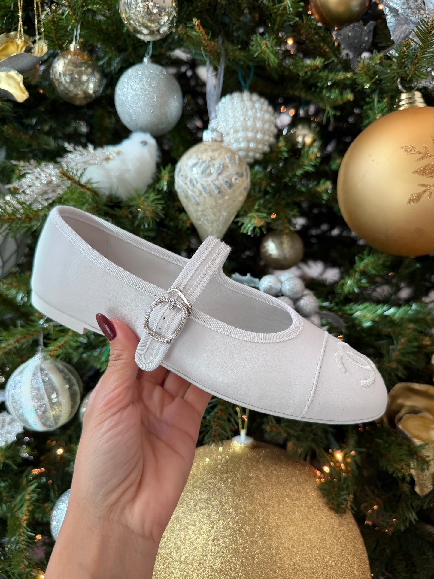 CHANEL CC LOGO WHITE LEATHER CAP TOE MARYJANE BALLET FLATS WITH SILVER BUCKLE BALLERINA