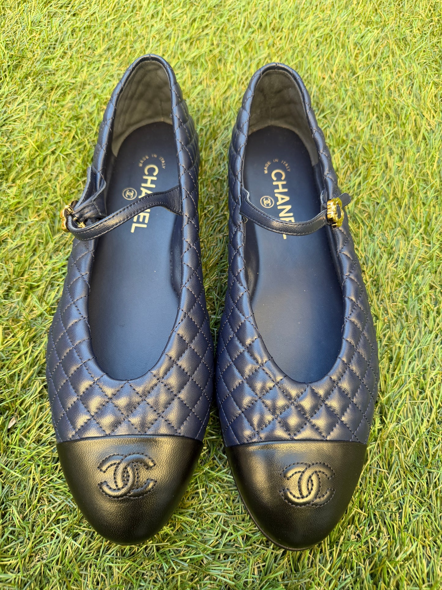 2025 CHANEL CC LOGO BLUE NAVY LEATHER MARYJANE BALLET BALLERINA FLATS SHOES GOLD BUCKLE QUILTED BLACK CAP TOE