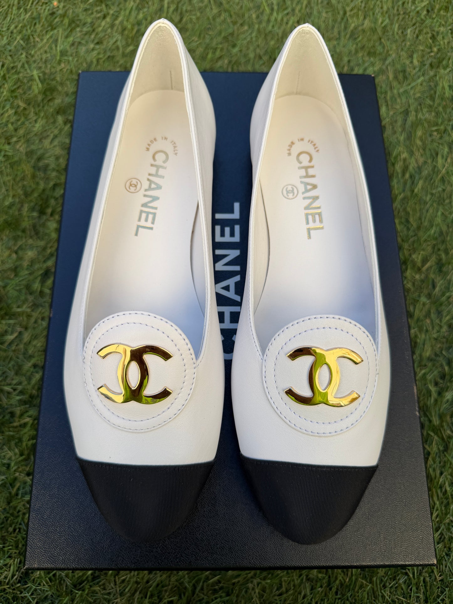 CHANEL SS 2026 CALFSKIN GROSGRAIN GOLD CC LOGO WHITE BLACK LEATHER CAPTOE MOCCASINS FLATS LOAFERS