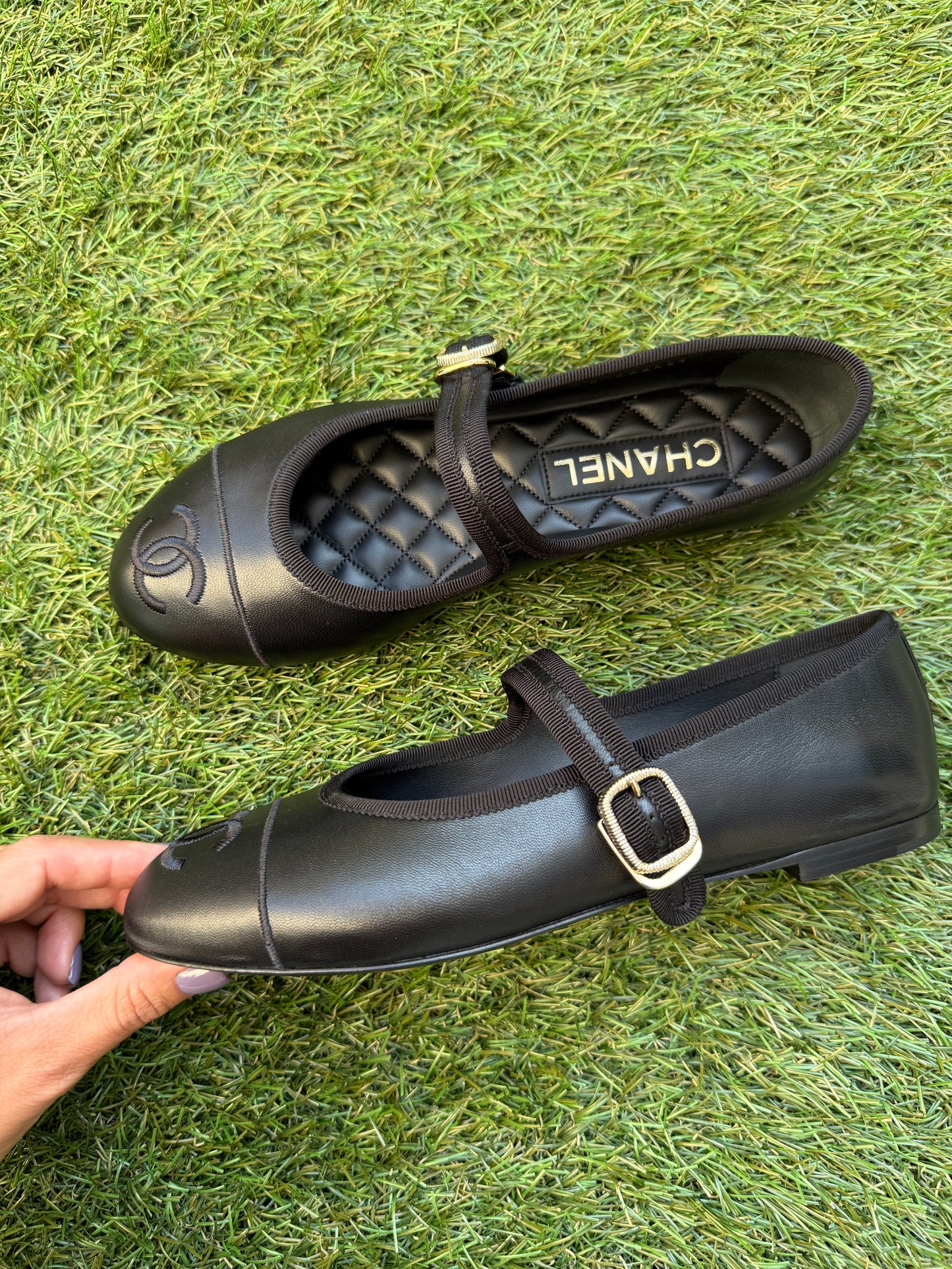 2025 CHANEL CC LOGO BLACK LEATHER CAP TOE MARYJANE BALLET FLATS SHOES GOLD BUCKLE