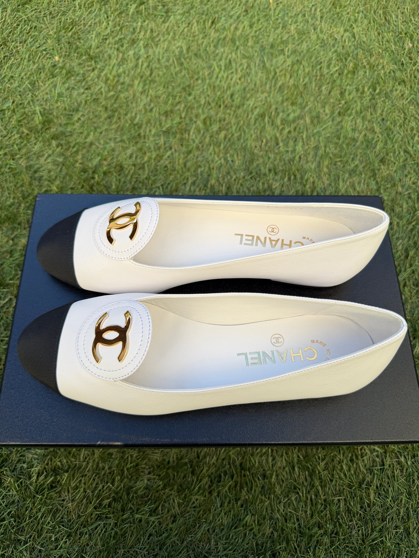 CHANEL SS 2026 CALFSKIN GROSGRAIN GOLD CC LOGO WHITE BLACK LEATHER CAPTOE MOCCASINS FLATS LOAFERS