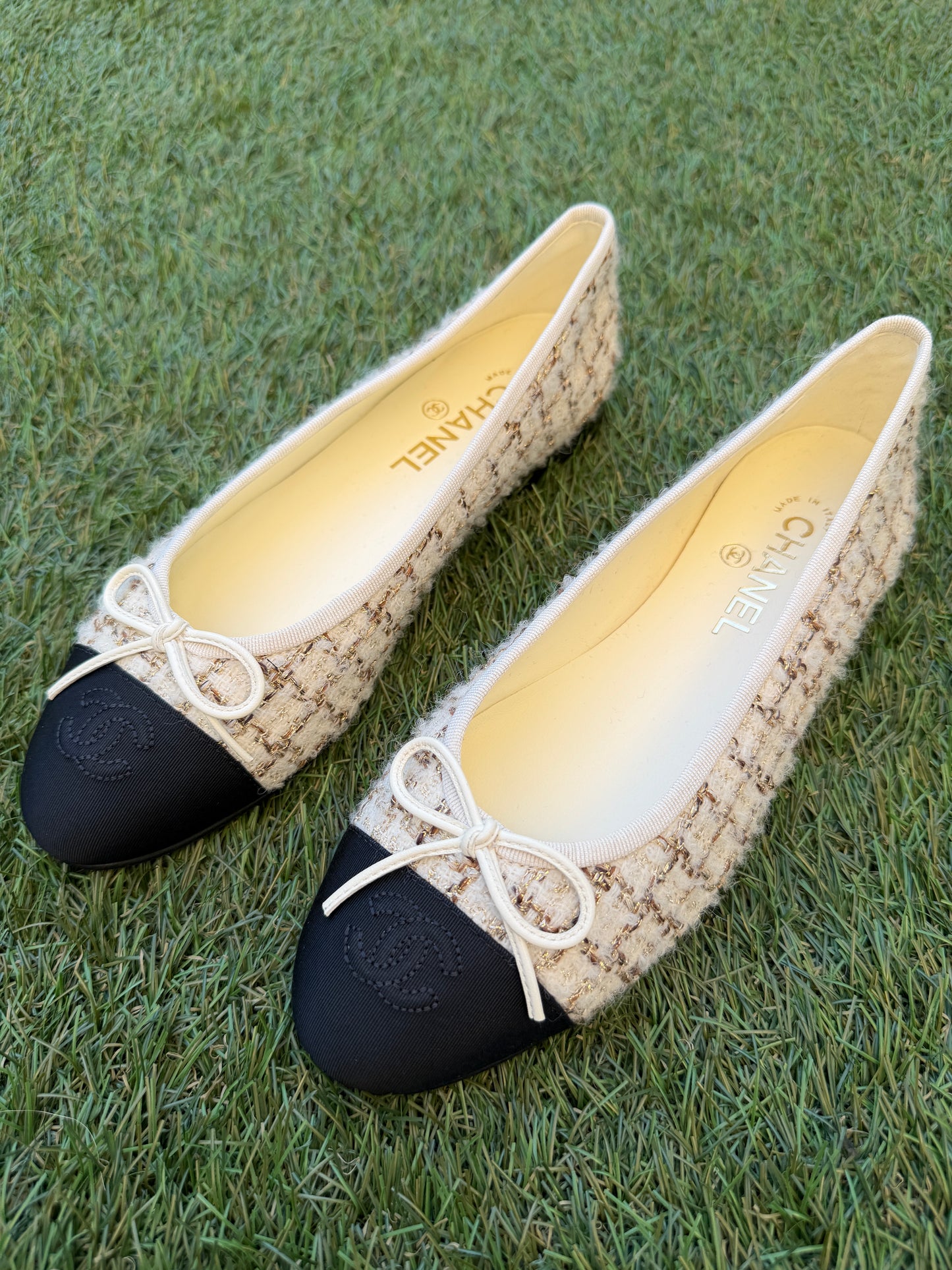 2025K CHANEL WOOL MOHAIR TWEED ECRU BEIGE GOLD FABRIC BALLET FLATS SHOES