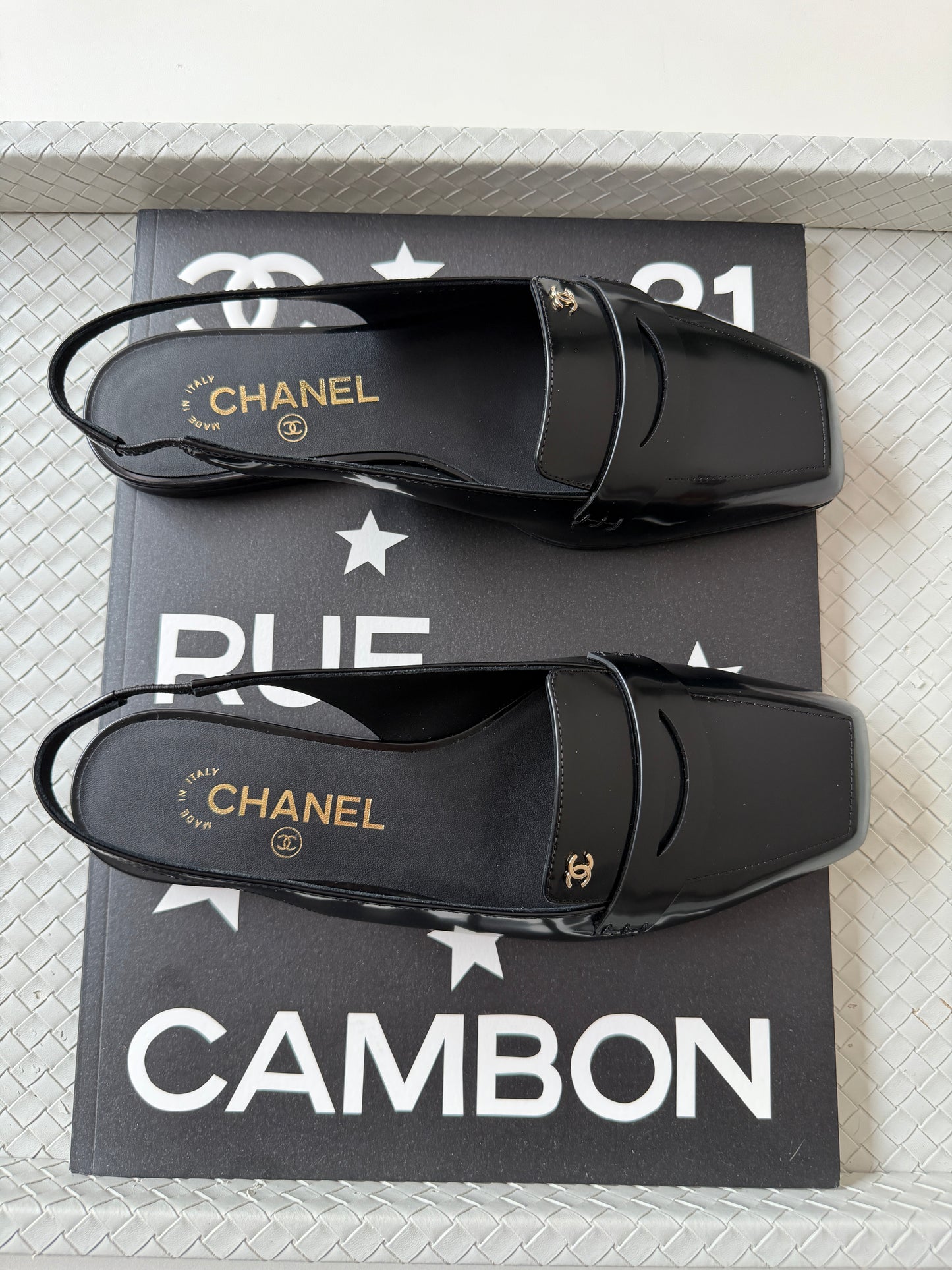 CHANEL F/W 2026 BLACK SHINY CALFSKIN LEATHER SLINGBACK LOAFER SHOES GOLD CC LOGO BLAZY