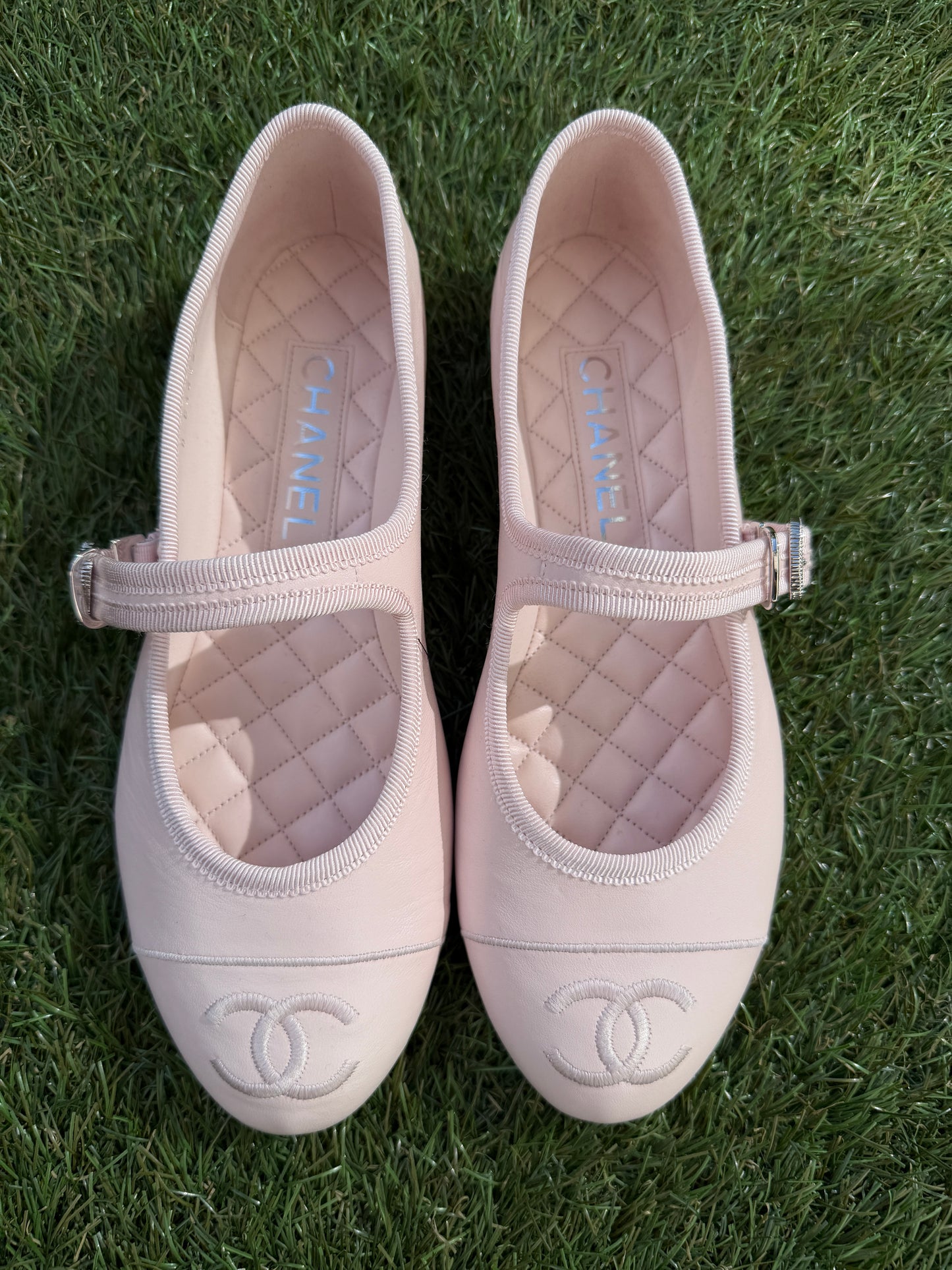 CHANEL CC LOGO LIGHT PINK LEATHER CAP TOE MARYJANE BALLET FLATS SHOES GOLD BUCKLE