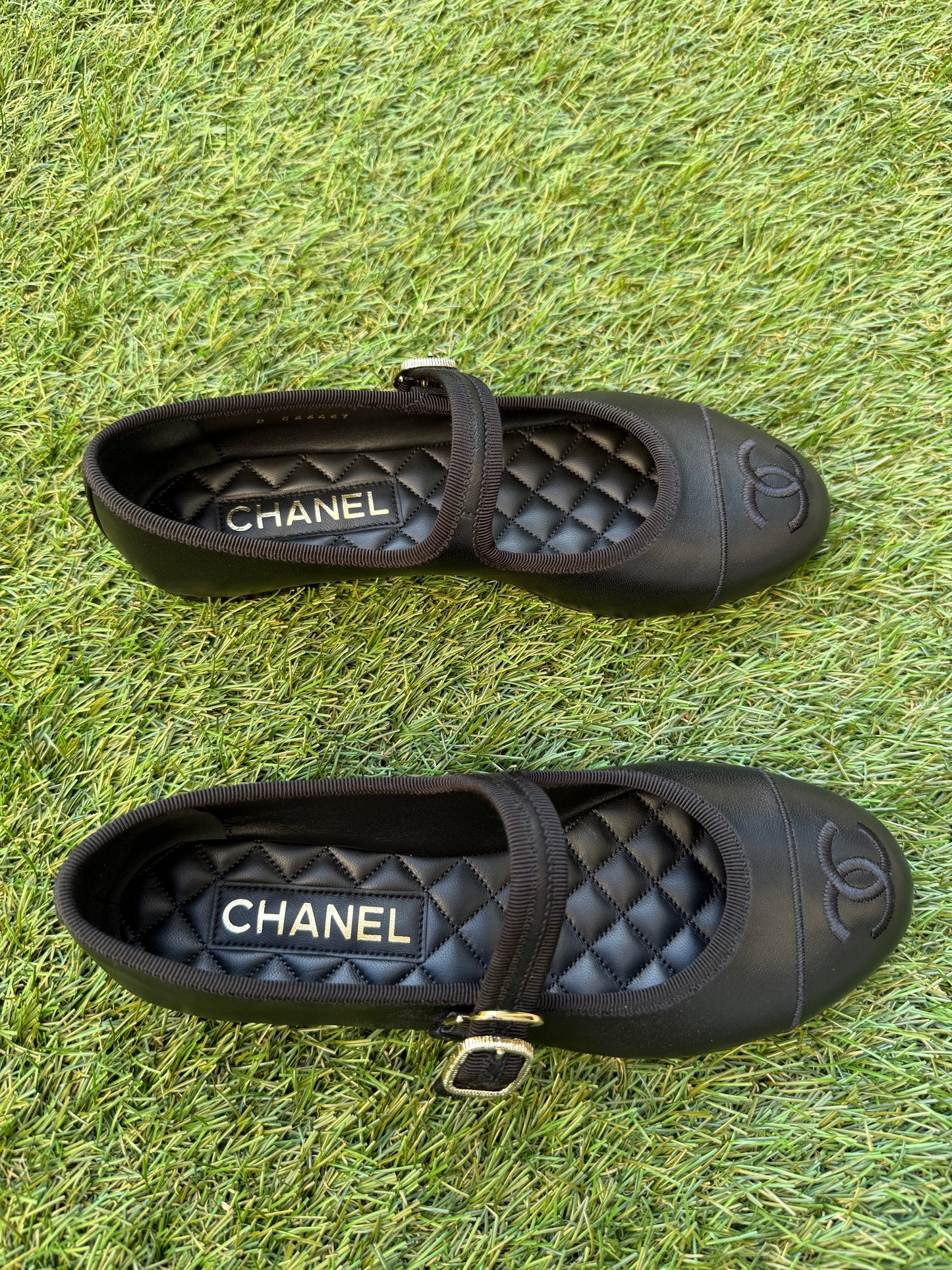 2025 CHANEL CC LOGO BLACK LEATHER CAP TOE MARYJANE BALLET FLATS SHOES GOLD BUCKLE