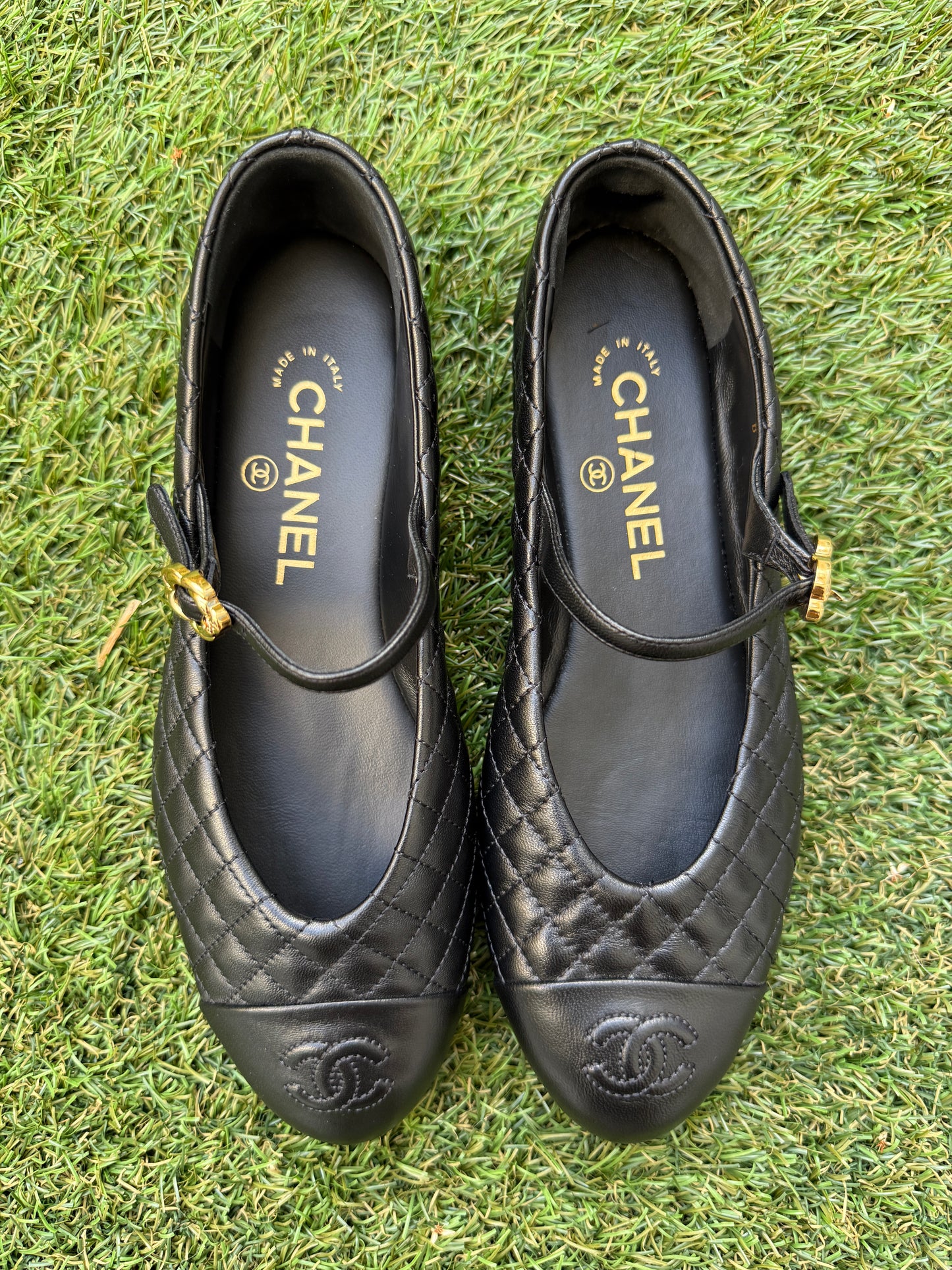 CHANEL CC LOGO BLACK LEATHER MARYJANE BALLET FLATS GOLD BUCKLE 37/37C MISMATCH