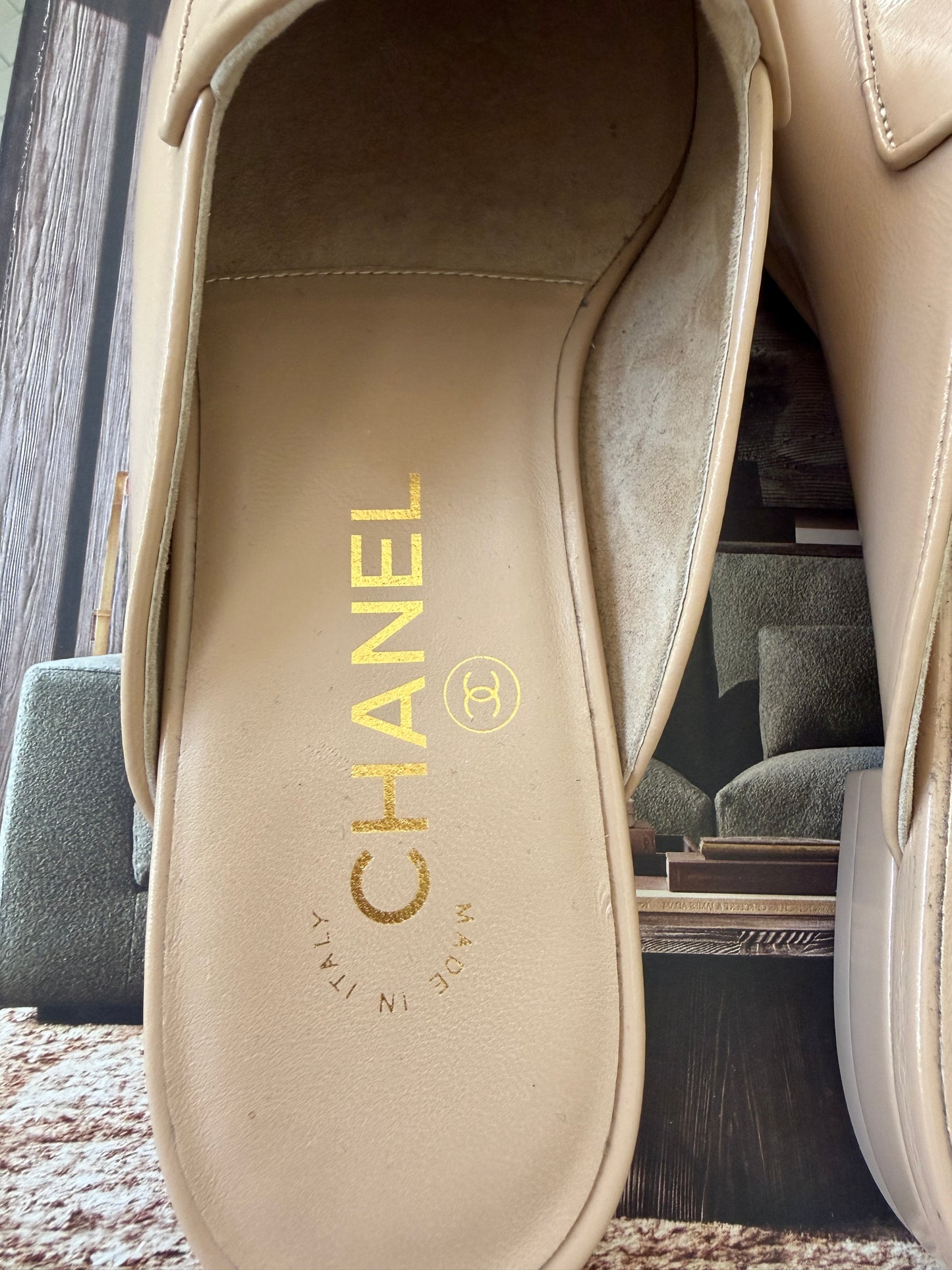 CHANEL GOLD CC LOGO WITH CRYSTALS CHAIN GOLD BEIGE NUDE PATENT LEATHER MULES SLIDES FLATS
