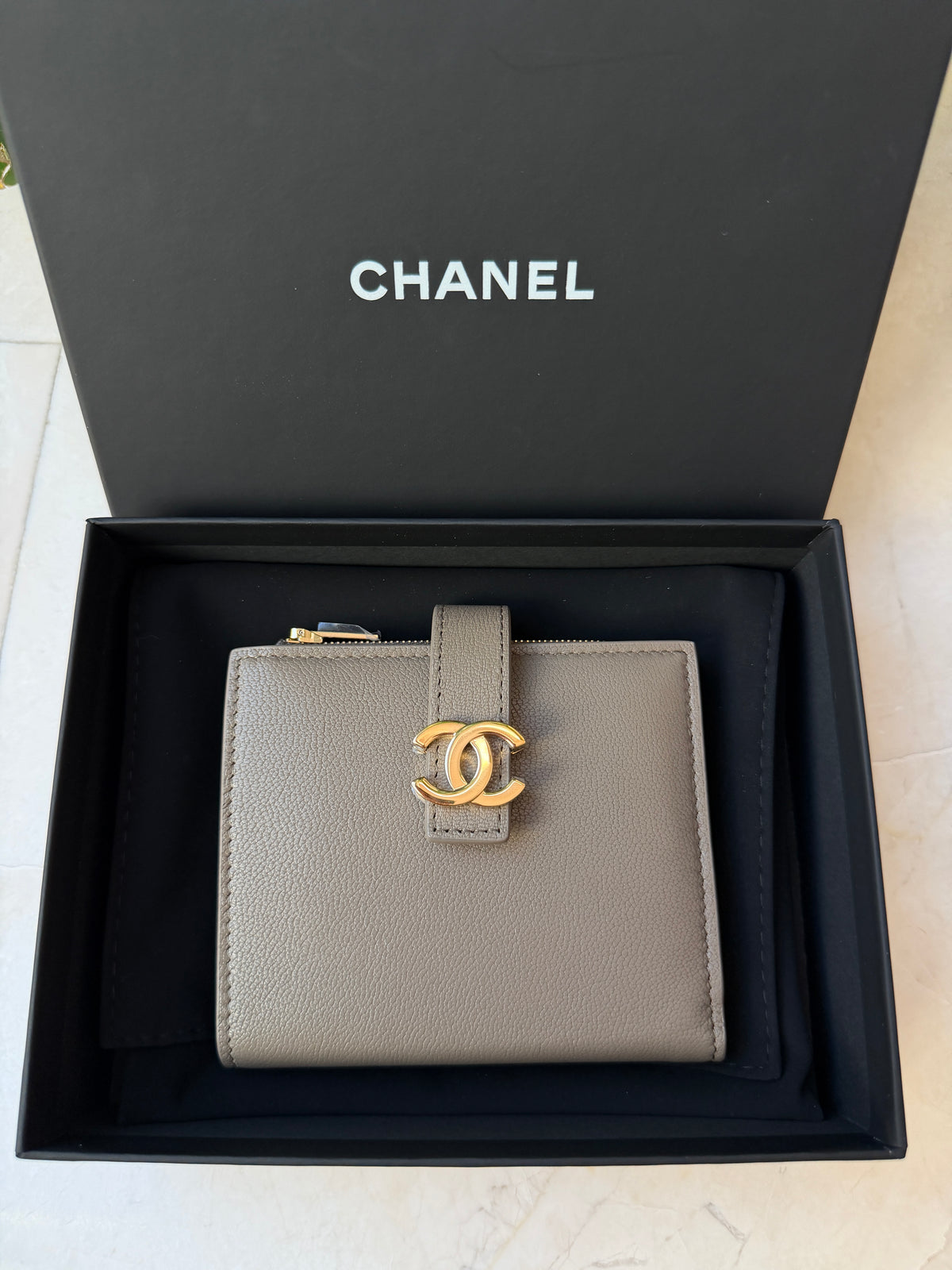 Chanel Metier’s d’Art 26A Bifold Dark Khaki Fonce Chèvre Leather Gold CC Logo Small Wallet Card Holder