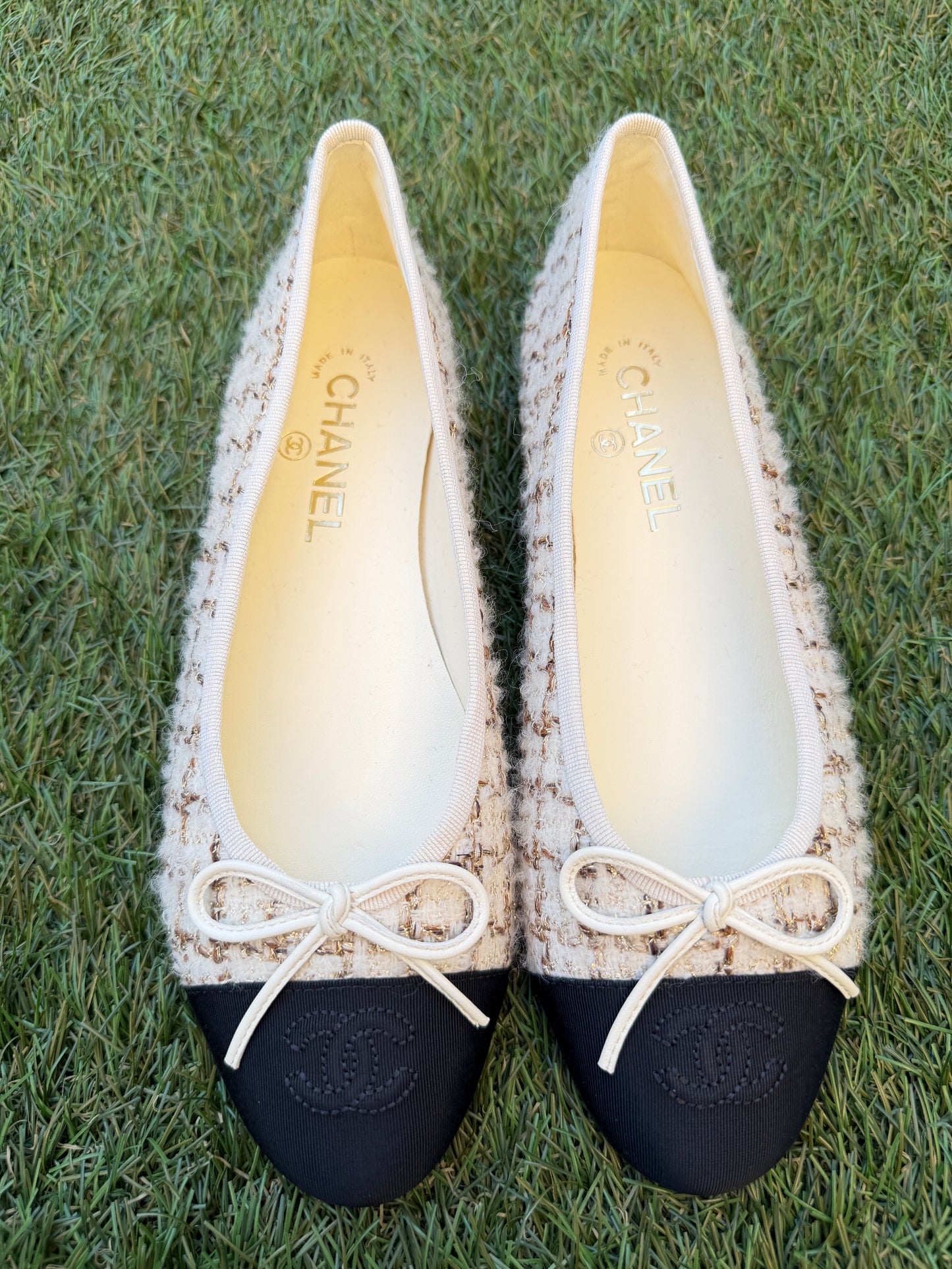 2025K CHANEL WOOL MOHAIR TWEED ECRU BEIGE GOLD FABRIC BALLET FLATS SHOES