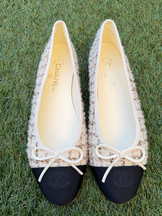 2025K CHANEL WOOL MOHAIR TWEED ECRU BEIGE GOLD FABRIC BALLET FLATS SHOES