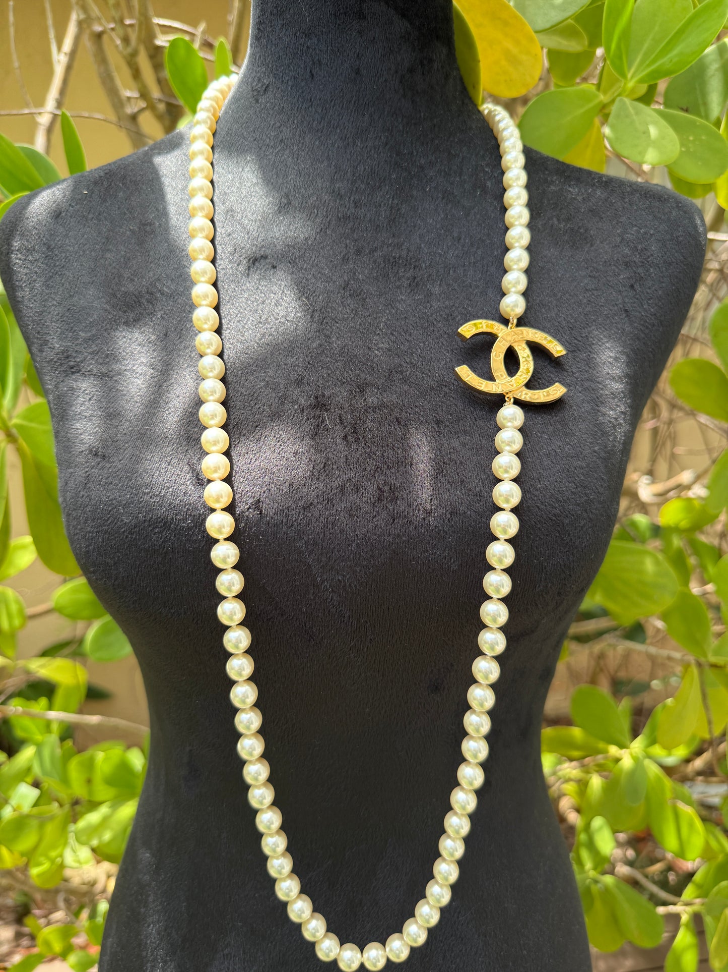 CHANEL 2023A GOLD TONE ICONIC BIG CC LOGO WHITE PEARLS NECKLACE BUTTON CHARM LONG