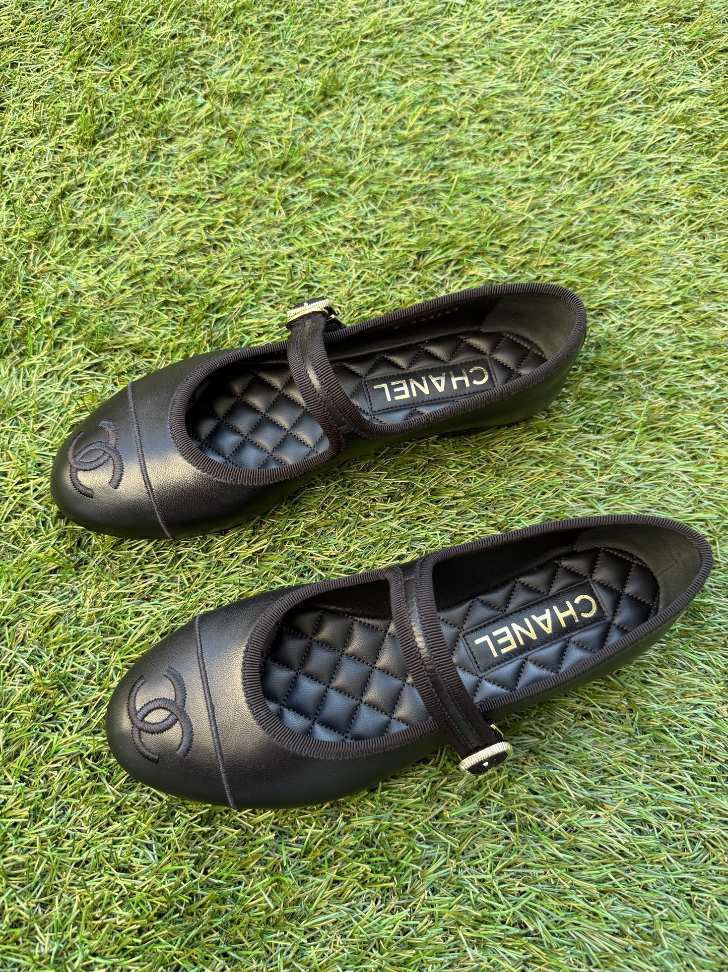 2025 CHANEL CC LOGO BLACK LEATHER CAP TOE MARYJANE BALLET FLATS SHOES GOLD BUCKLE