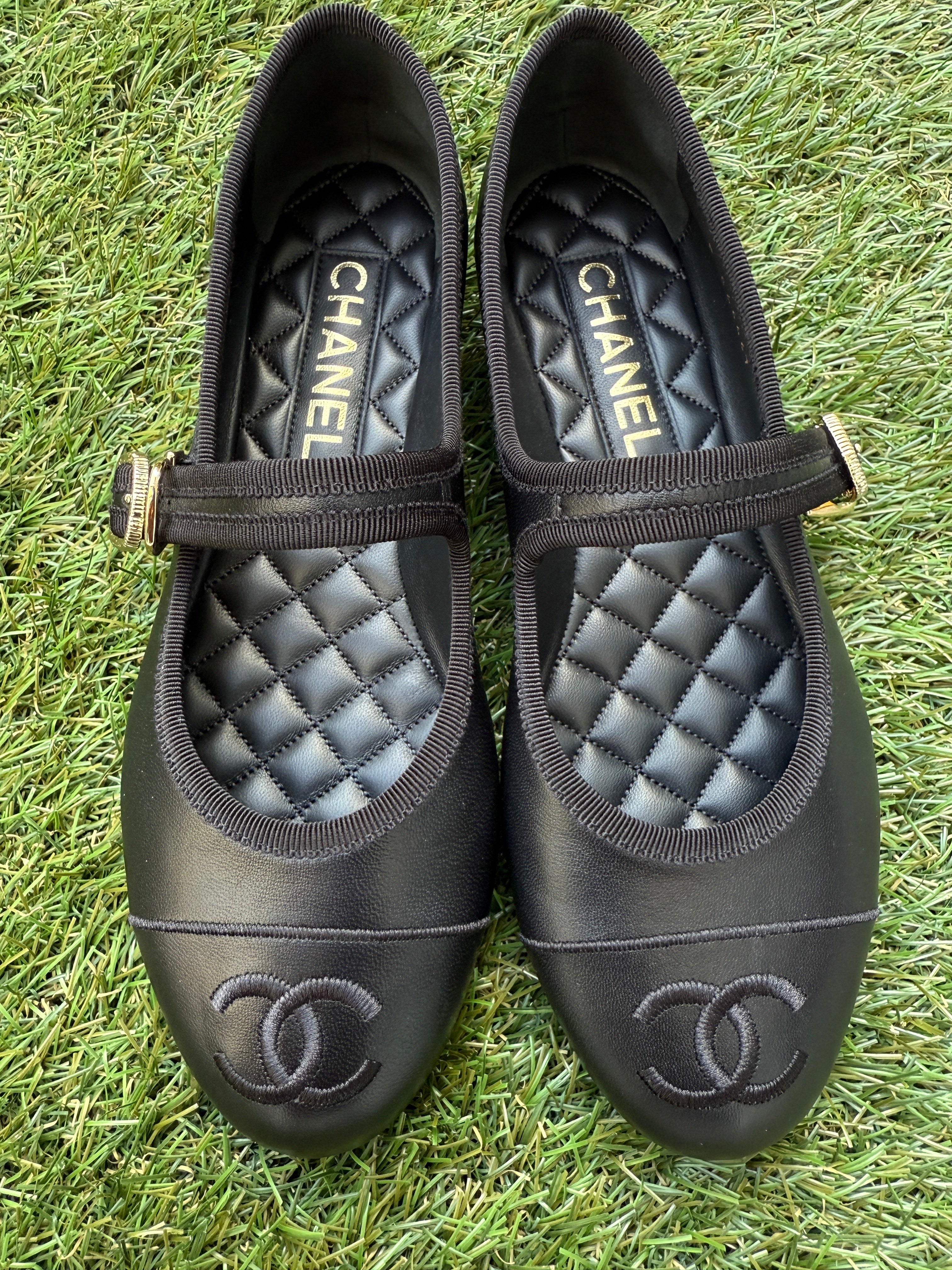 2025 CHANEL CC LOGO BLACK LEATHER CAP TOE MARYJANE BALLET FLATS