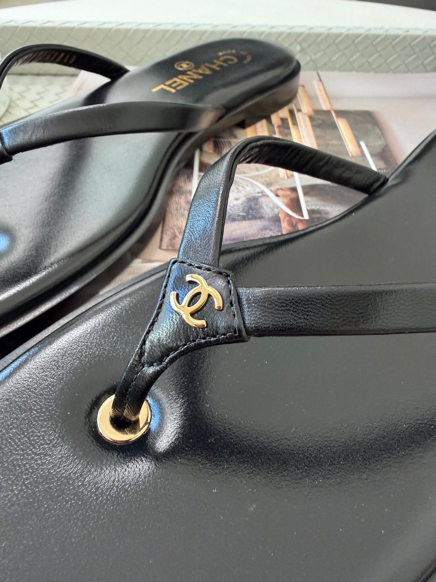 Chanel 2026 MÉTIERS D’ART Black Leather Gold CC Logo Flip Flops Slides Flat Sandals Thongs