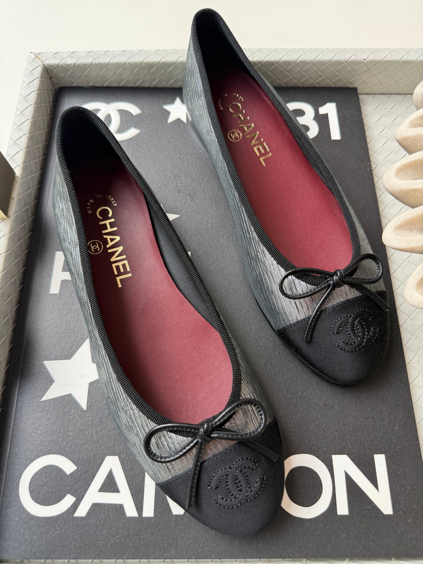 CHANEL SILVER BLACK GROSGRAIN CC LOGO CAP TOE 2026 BALLERINA BALLET FLATS