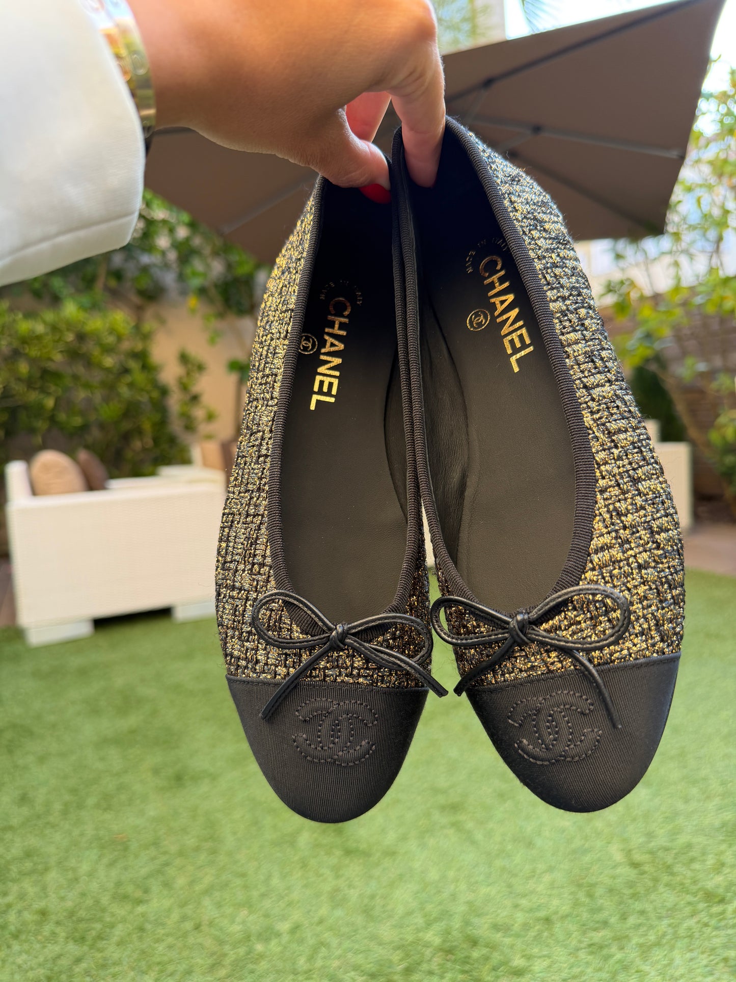 CHANEL CC LOGO GOLD BLACK FABRIC TWEED BALLET BALLETINA FLATS CAP TOE  SHOES