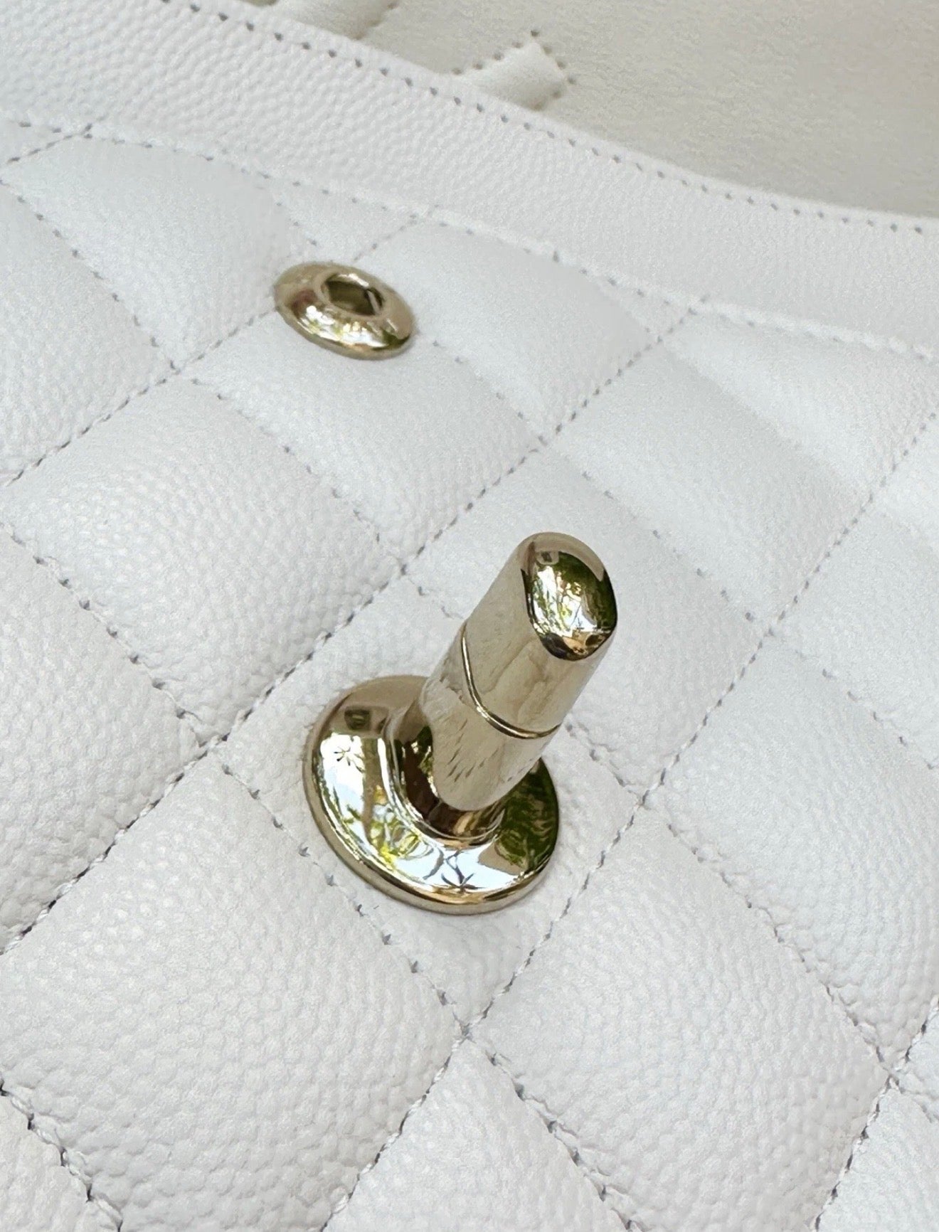 CHANEL WHITE CAVIAR LEATHER MEDIUM CLASSIC DOUBLE FLAP BAG LIGHT GOLD HARDWARE