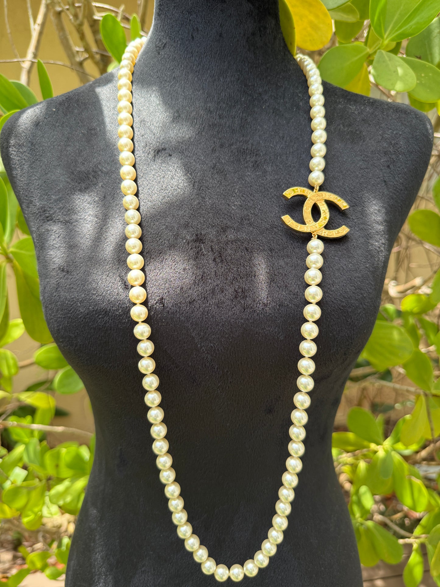 CHANEL 2023A GOLD TONE ICONIC BIG CC LOGO WHITE PEARLS NECKLACE BUTTON CHARM LONG